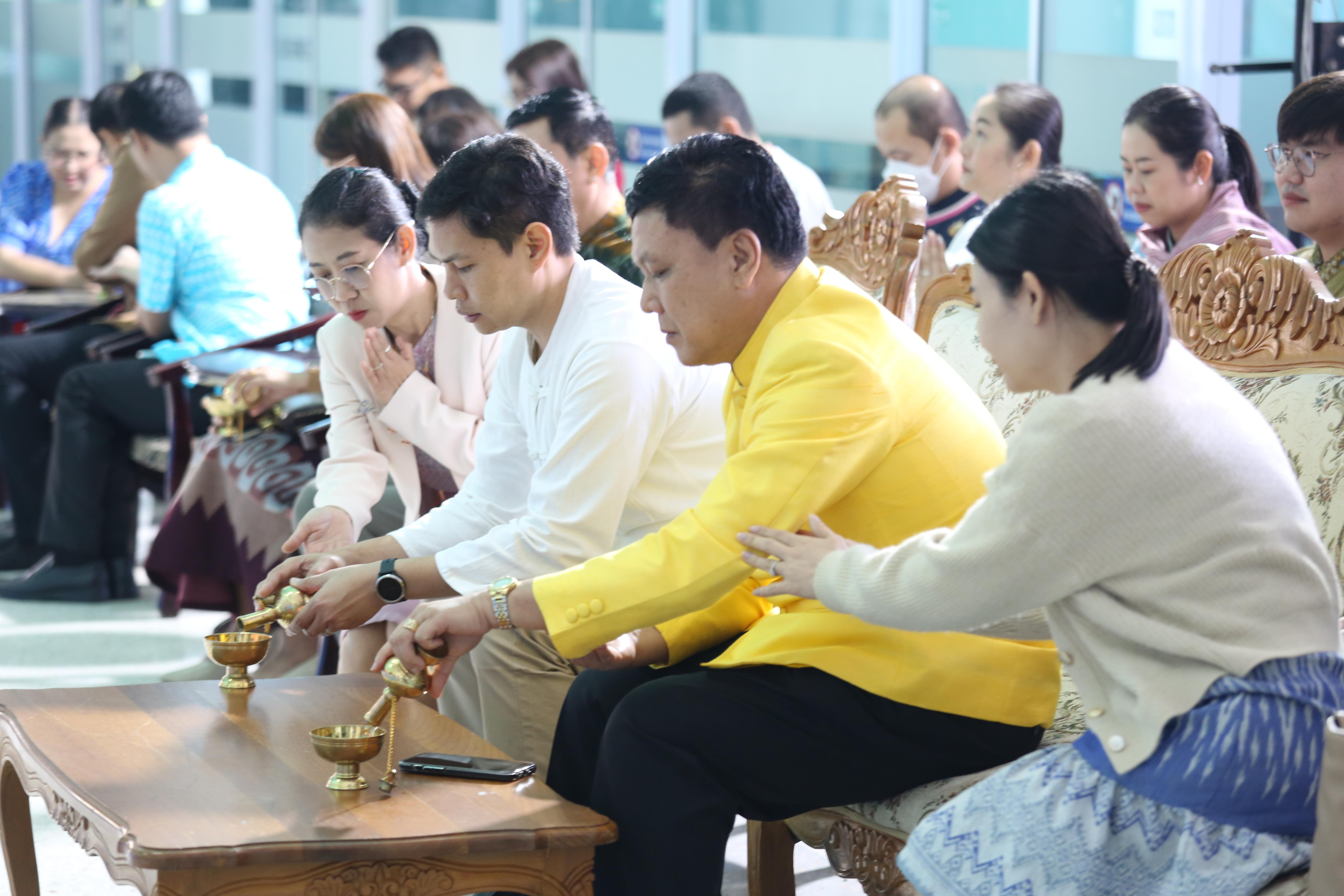 164. คณะครุศาสตร์จัดกิจกรรมทำบุญปีใหม่ ตักบาตรข้าวสารอาหารแห้ง วันที่ 24 ธันวาคม 2567 โดยมี รศ.ดร.บัณฑิต ฉัตรวิโรจน์ คณบดีคณะครุศาสตร์ เป็นประธานจุดธูปเทียนบูชาพระรัตนตรัย ณ อาคารนวัตกรรม ชั้น 2 คณะครุศาสตร์ มหาวิทยาลัยราชภัฏกำแพงเพชร