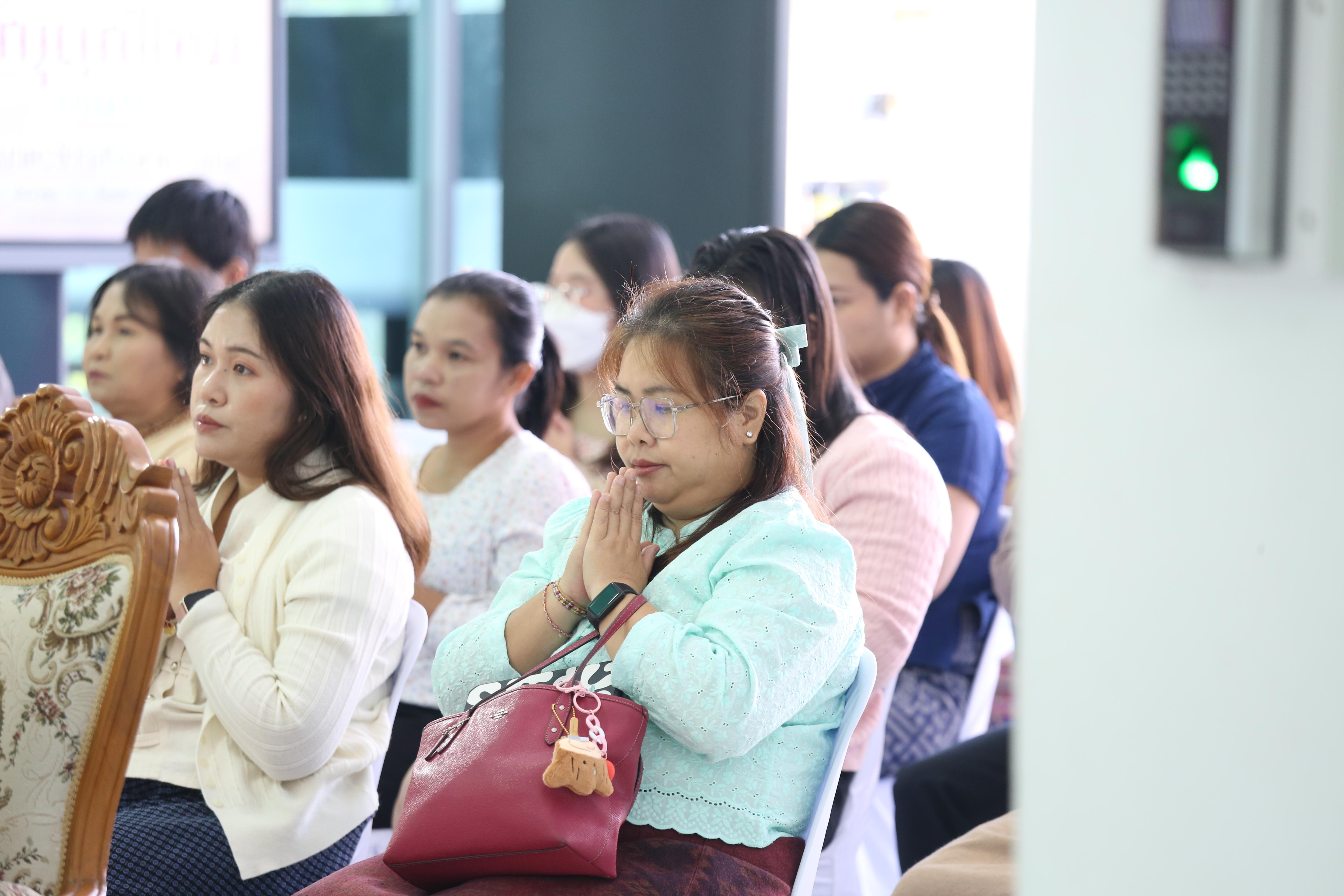 166. คณะครุศาสตร์จัดกิจกรรมทำบุญปีใหม่ ตักบาตรข้าวสารอาหารแห้ง วันที่ 24 ธันวาคม 2567 โดยมี รศ.ดร.บัณฑิต ฉัตรวิโรจน์ คณบดีคณะครุศาสตร์ เป็นประธานจุดธูปเทียนบูชาพระรัตนตรัย ณ อาคารนวัตกรรม ชั้น 2 คณะครุศาสตร์ มหาวิทยาลัยราชภัฏกำแพงเพชร