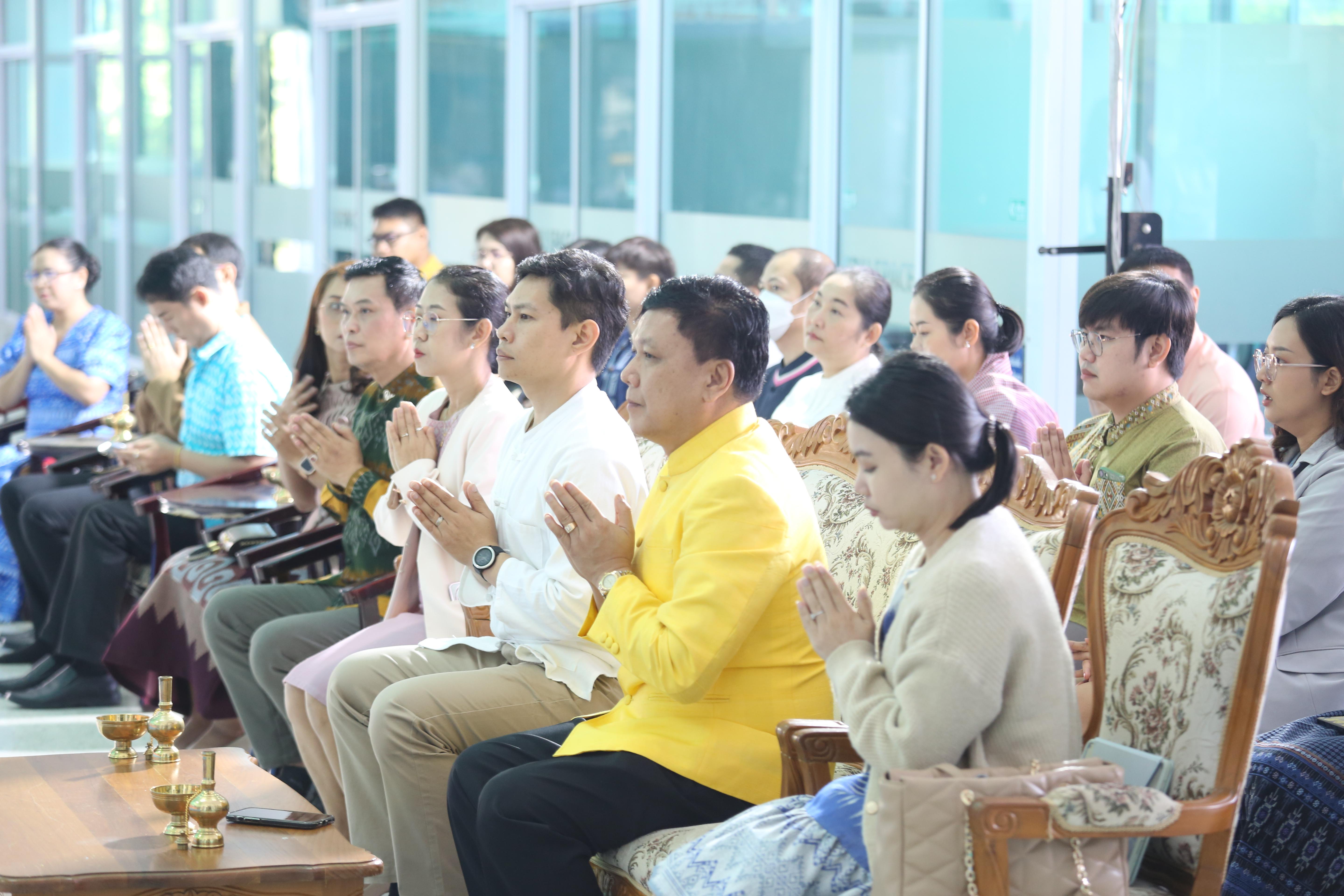 167. คณะครุศาสตร์จัดกิจกรรมทำบุญปีใหม่ ตักบาตรข้าวสารอาหารแห้ง วันที่ 24 ธันวาคม 2567 โดยมี รศ.ดร.บัณฑิต ฉัตรวิโรจน์ คณบดีคณะครุศาสตร์ เป็นประธานจุดธูปเทียนบูชาพระรัตนตรัย ณ อาคารนวัตกรรม ชั้น 2 คณะครุศาสตร์ มหาวิทยาลัยราชภัฏกำแพงเพชร