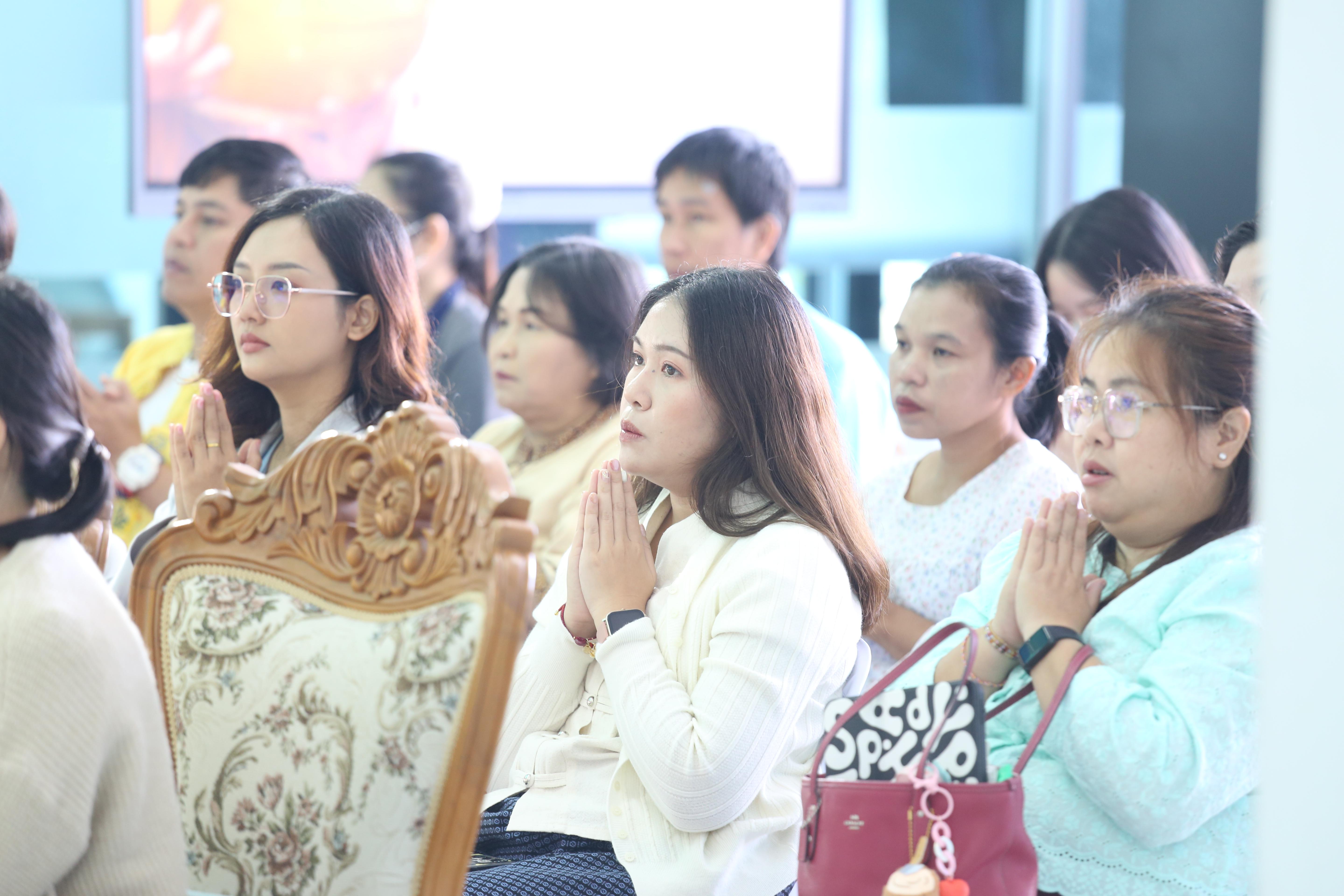 168. คณะครุศาสตร์จัดกิจกรรมทำบุญปีใหม่ ตักบาตรข้าวสารอาหารแห้ง วันที่ 24 ธันวาคม 2567 โดยมี รศ.ดร.บัณฑิต ฉัตรวิโรจน์ คณบดีคณะครุศาสตร์ เป็นประธานจุดธูปเทียนบูชาพระรัตนตรัย ณ อาคารนวัตกรรม ชั้น 2 คณะครุศาสตร์ มหาวิทยาลัยราชภัฏกำแพงเพชร