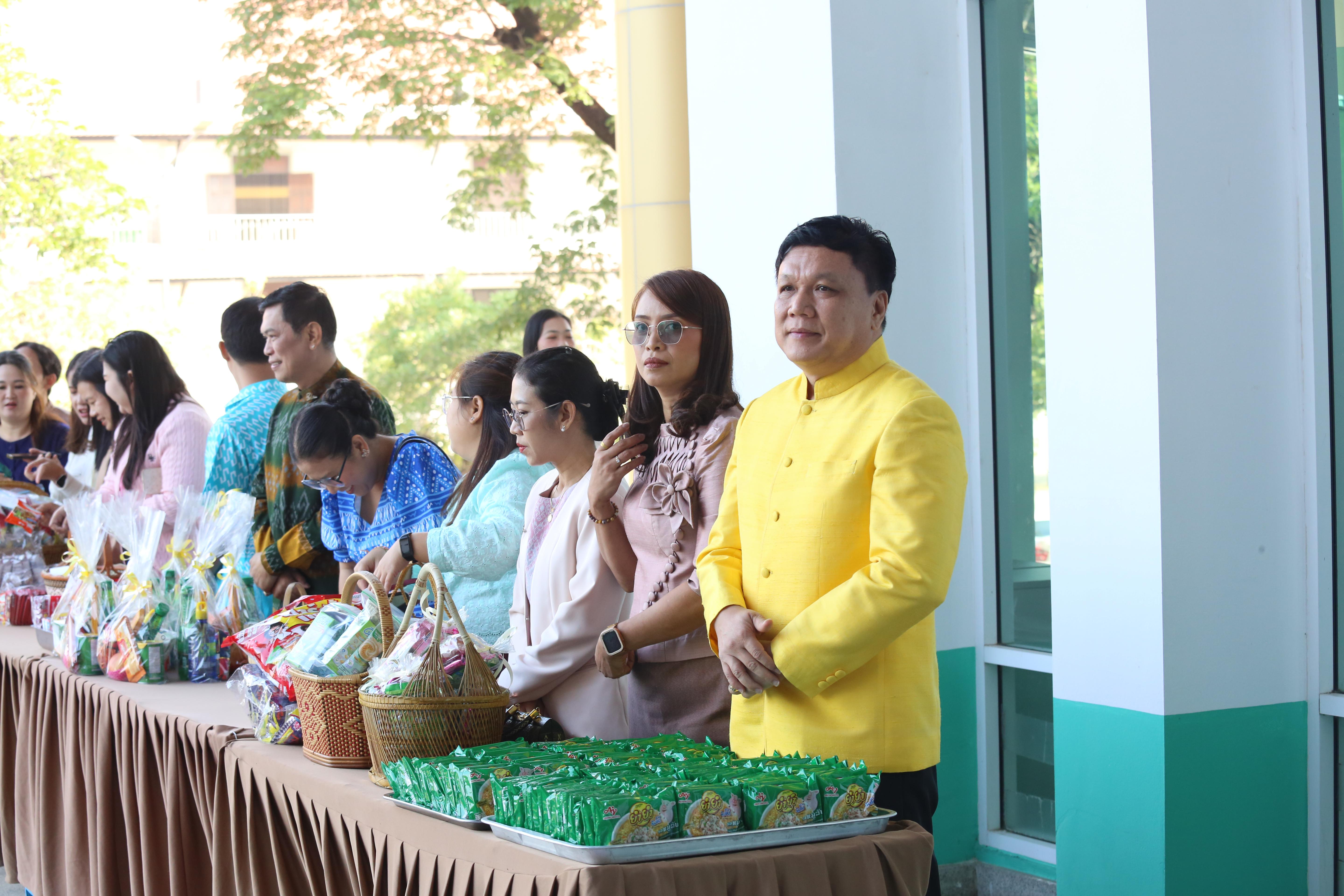 170. คณะครุศาสตร์จัดกิจกรรมทำบุญปีใหม่ ตักบาตรข้าวสารอาหารแห้ง วันที่ 24 ธันวาคม 2567 โดยมี รศ.ดร.บัณฑิต ฉัตรวิโรจน์ คณบดีคณะครุศาสตร์ เป็นประธานจุดธูปเทียนบูชาพระรัตนตรัย ณ อาคารนวัตกรรม ชั้น 2 คณะครุศาสตร์ มหาวิทยาลัยราชภัฏกำแพงเพชร