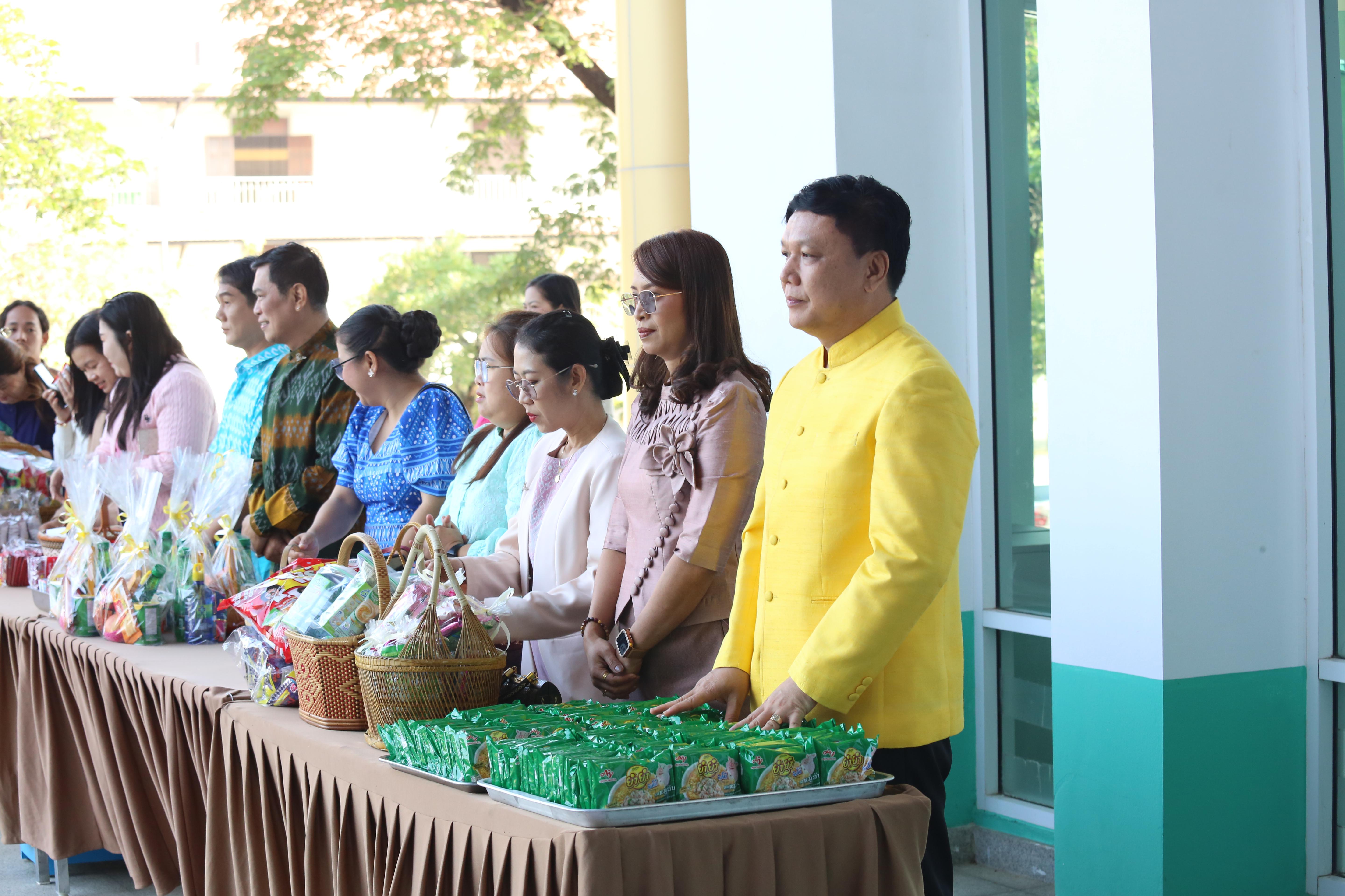 171. คณะครุศาสตร์จัดกิจกรรมทำบุญปีใหม่ ตักบาตรข้าวสารอาหารแห้ง วันที่ 24 ธันวาคม 2567 โดยมี รศ.ดร.บัณฑิต ฉัตรวิโรจน์ คณบดีคณะครุศาสตร์ เป็นประธานจุดธูปเทียนบูชาพระรัตนตรัย ณ อาคารนวัตกรรม ชั้น 2 คณะครุศาสตร์ มหาวิทยาลัยราชภัฏกำแพงเพชร