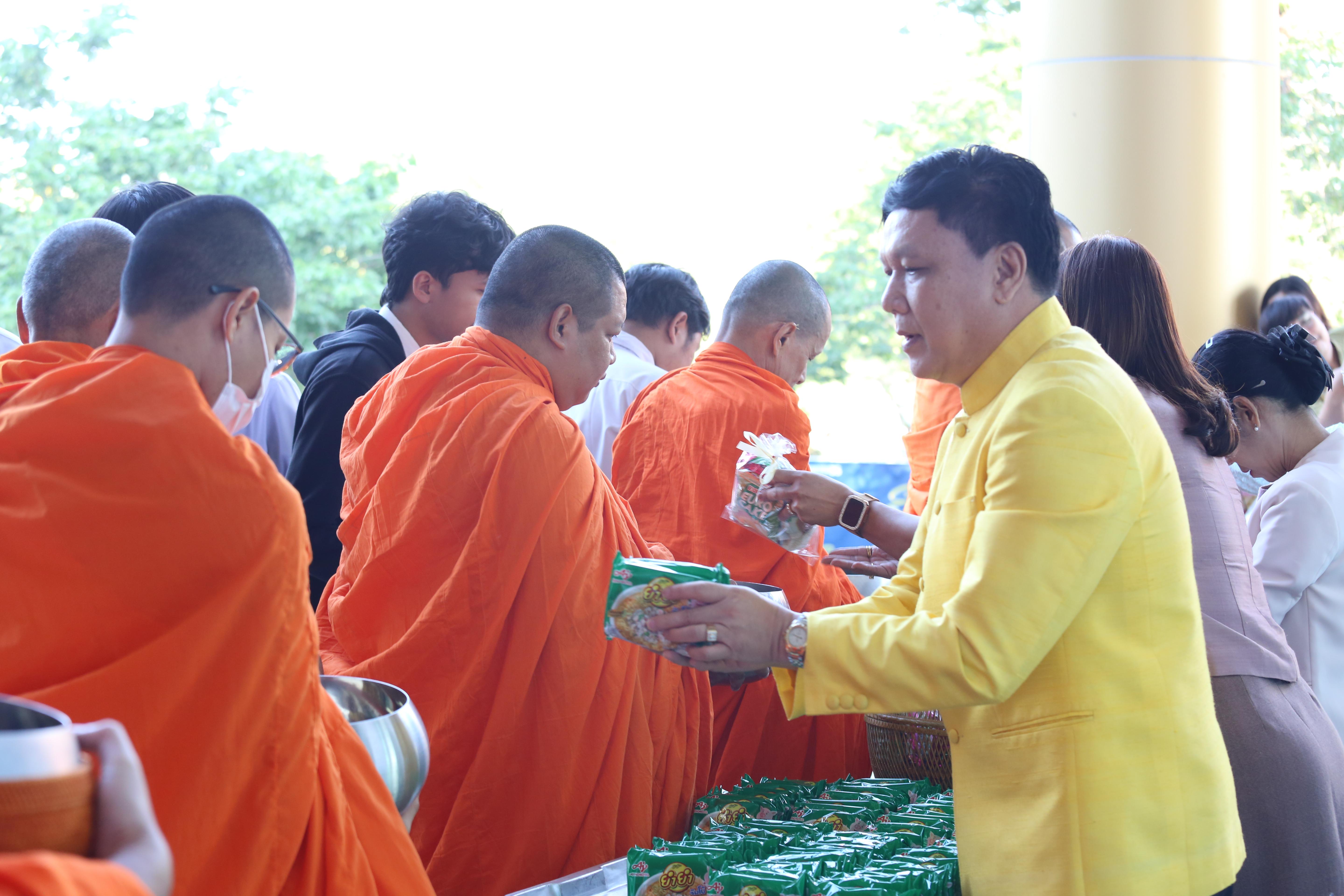 175. คณะครุศาสตร์จัดกิจกรรมทำบุญปีใหม่ ตักบาตรข้าวสารอาหารแห้ง วันที่ 24 ธันวาคม 2567 โดยมี รศ.ดร.บัณฑิต ฉัตรวิโรจน์ คณบดีคณะครุศาสตร์ เป็นประธานจุดธูปเทียนบูชาพระรัตนตรัย ณ อาคารนวัตกรรม ชั้น 2 คณะครุศาสตร์ มหาวิทยาลัยราชภัฏกำแพงเพชร