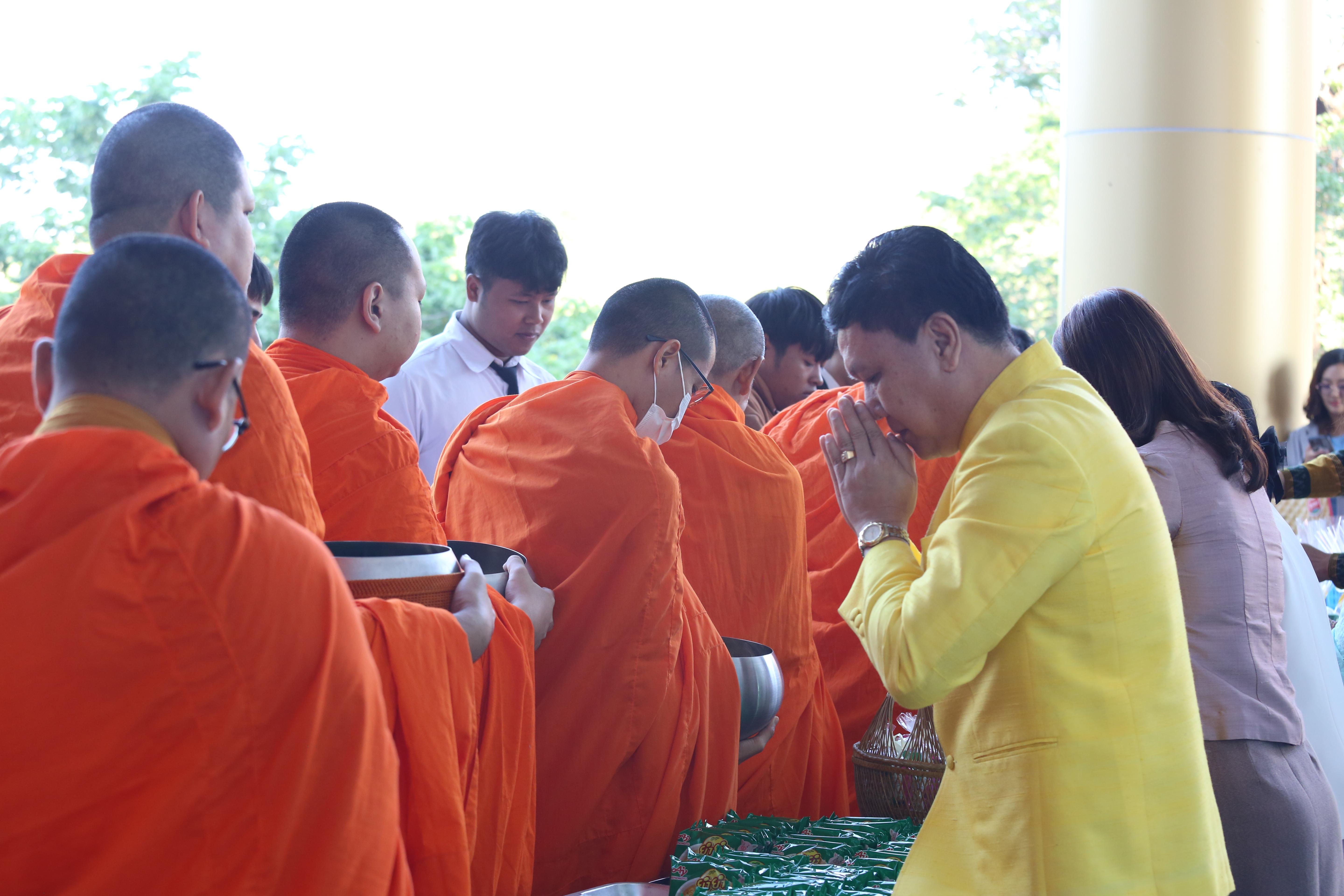 177. คณะครุศาสตร์จัดกิจกรรมทำบุญปีใหม่ ตักบาตรข้าวสารอาหารแห้ง วันที่ 24 ธันวาคม 2567 โดยมี รศ.ดร.บัณฑิต ฉัตรวิโรจน์ คณบดีคณะครุศาสตร์ เป็นประธานจุดธูปเทียนบูชาพระรัตนตรัย ณ อาคารนวัตกรรม ชั้น 2 คณะครุศาสตร์ มหาวิทยาลัยราชภัฏกำแพงเพชร