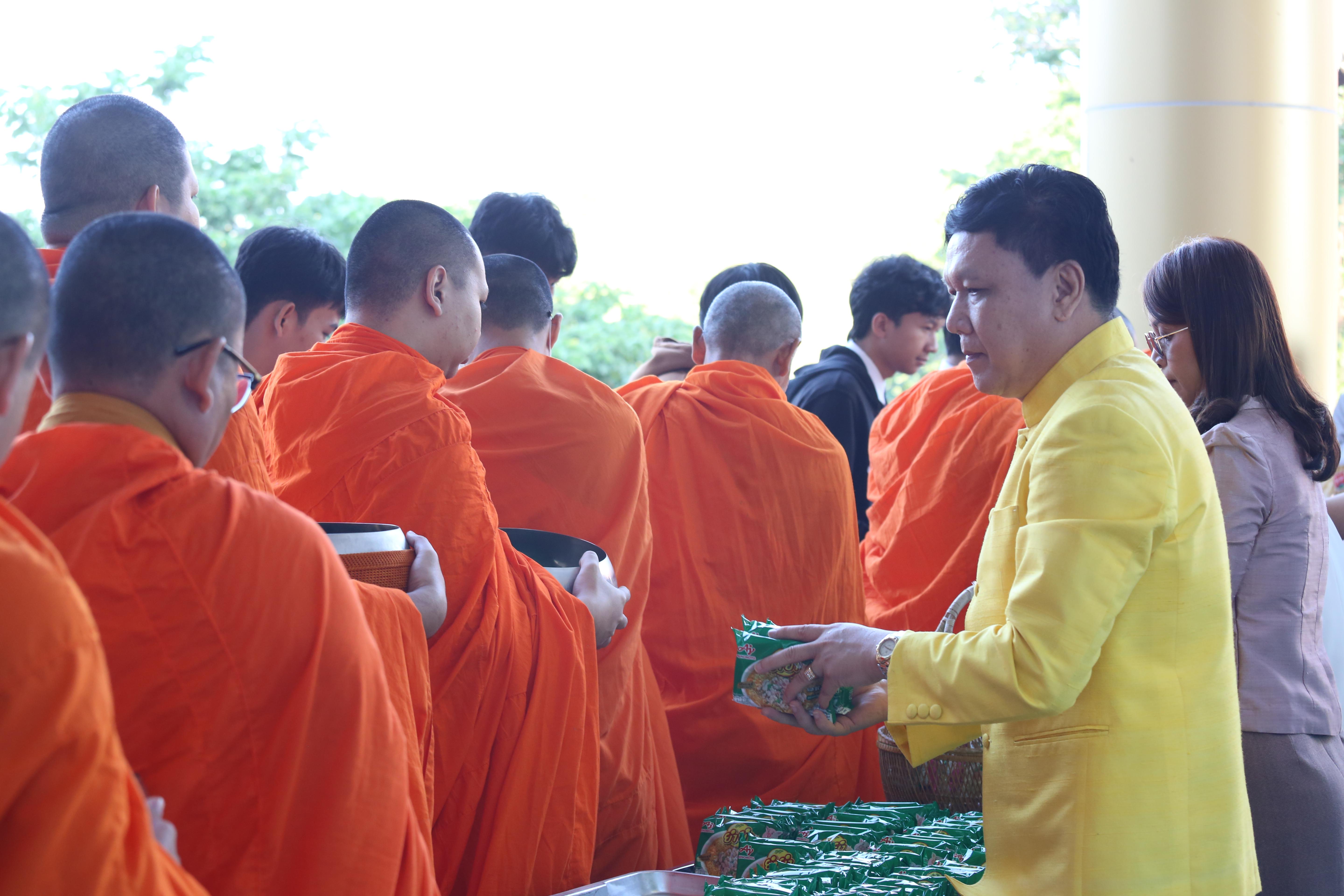 178. คณะครุศาสตร์จัดกิจกรรมทำบุญปีใหม่ ตักบาตรข้าวสารอาหารแห้ง วันที่ 24 ธันวาคม 2567 โดยมี รศ.ดร.บัณฑิต ฉัตรวิโรจน์ คณบดีคณะครุศาสตร์ เป็นประธานจุดธูปเทียนบูชาพระรัตนตรัย ณ อาคารนวัตกรรม ชั้น 2 คณะครุศาสตร์ มหาวิทยาลัยราชภัฏกำแพงเพชร