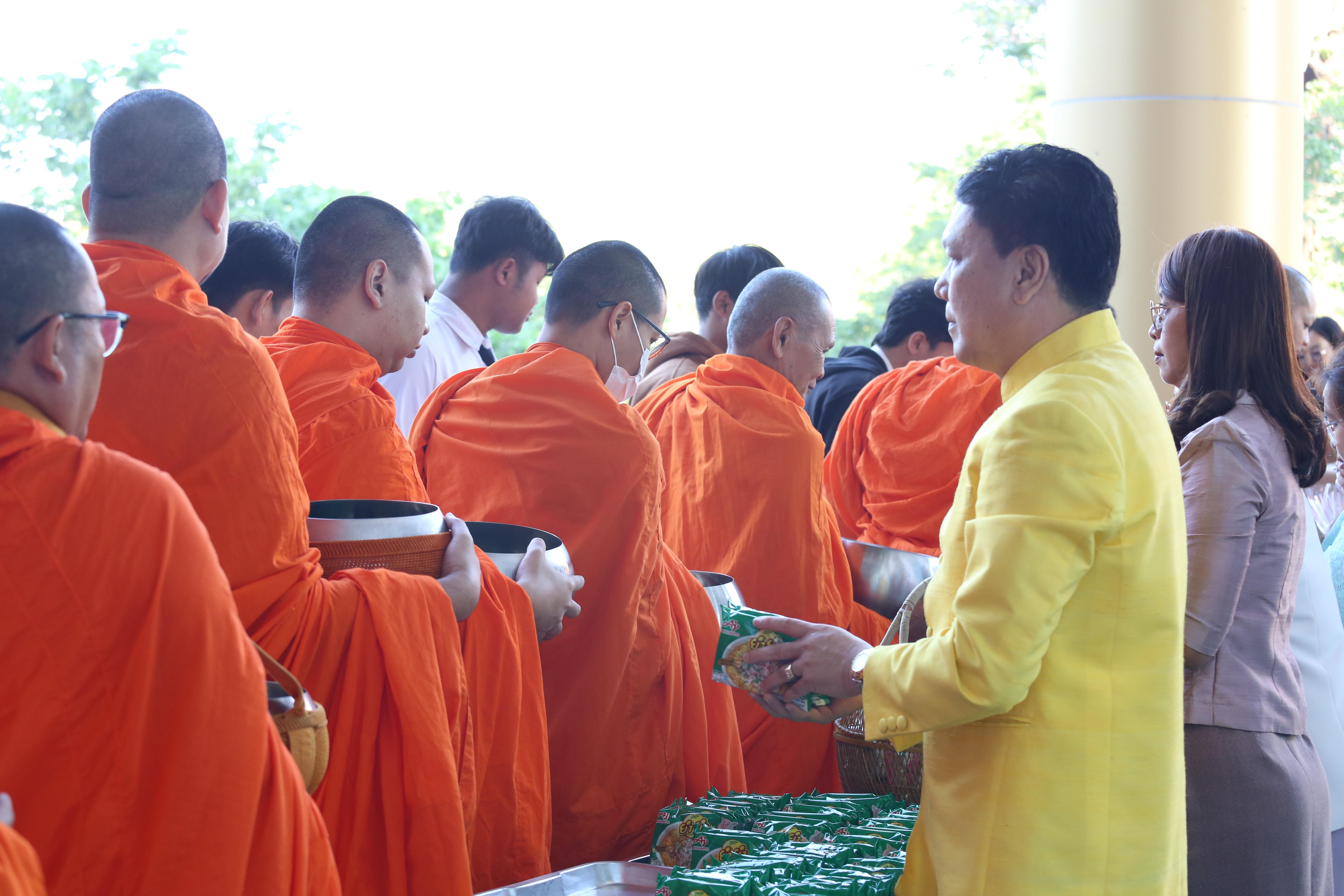 179. คณะครุศาสตร์จัดกิจกรรมทำบุญปีใหม่ ตักบาตรข้าวสารอาหารแห้ง วันที่ 24 ธันวาคม 2567 โดยมี รศ.ดร.บัณฑิต ฉัตรวิโรจน์ คณบดีคณะครุศาสตร์ เป็นประธานจุดธูปเทียนบูชาพระรัตนตรัย ณ อาคารนวัตกรรม ชั้น 2 คณะครุศาสตร์ มหาวิทยาลัยราชภัฏกำแพงเพชร