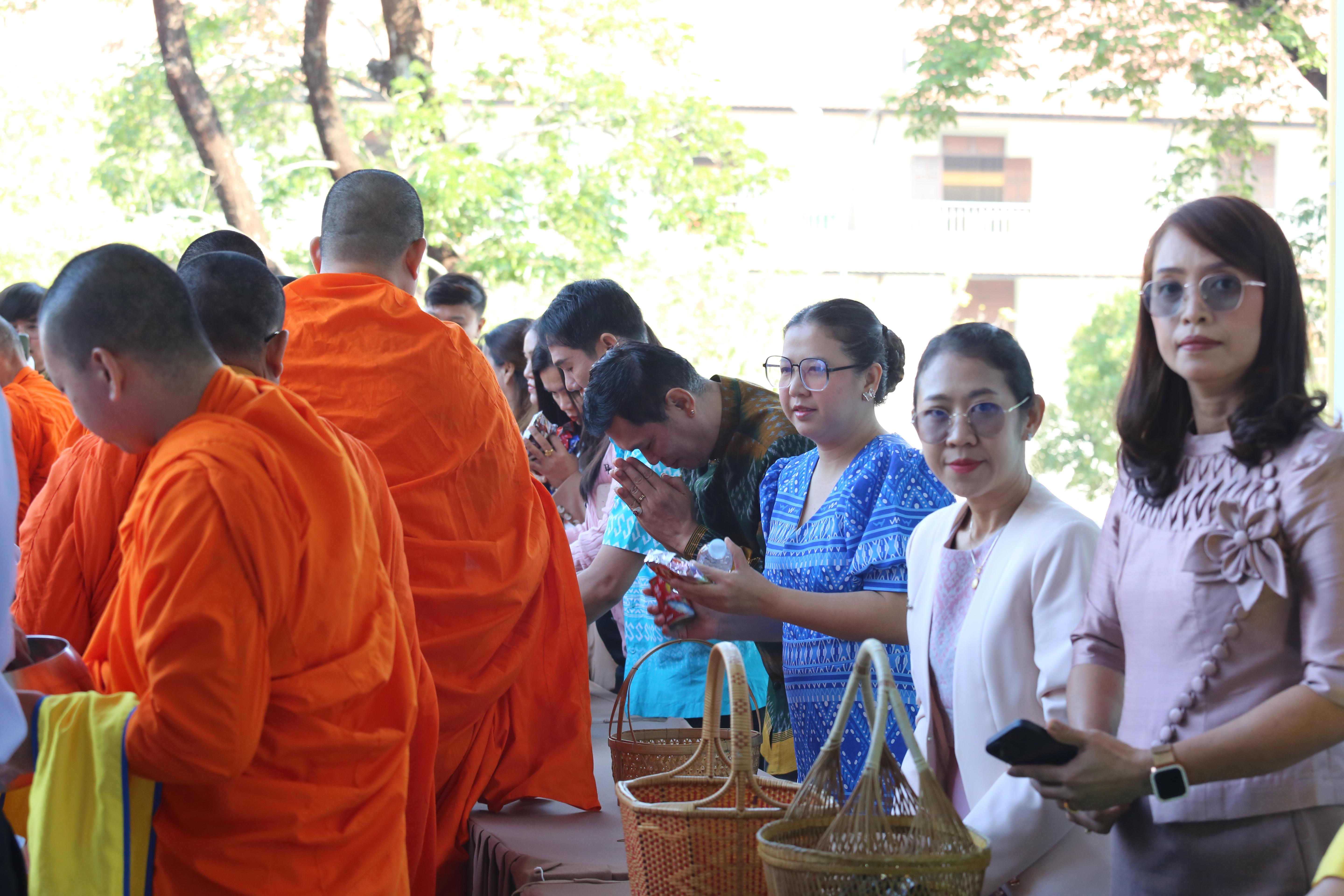 182. คณะครุศาสตร์จัดกิจกรรมทำบุญปีใหม่ ตักบาตรข้าวสารอาหารแห้ง วันที่ 24 ธันวาคม 2567 โดยมี รศ.ดร.บัณฑิต ฉัตรวิโรจน์ คณบดีคณะครุศาสตร์ เป็นประธานจุดธูปเทียนบูชาพระรัตนตรัย ณ อาคารนวัตกรรม ชั้น 2 คณะครุศาสตร์ มหาวิทยาลัยราชภัฏกำแพงเพชร