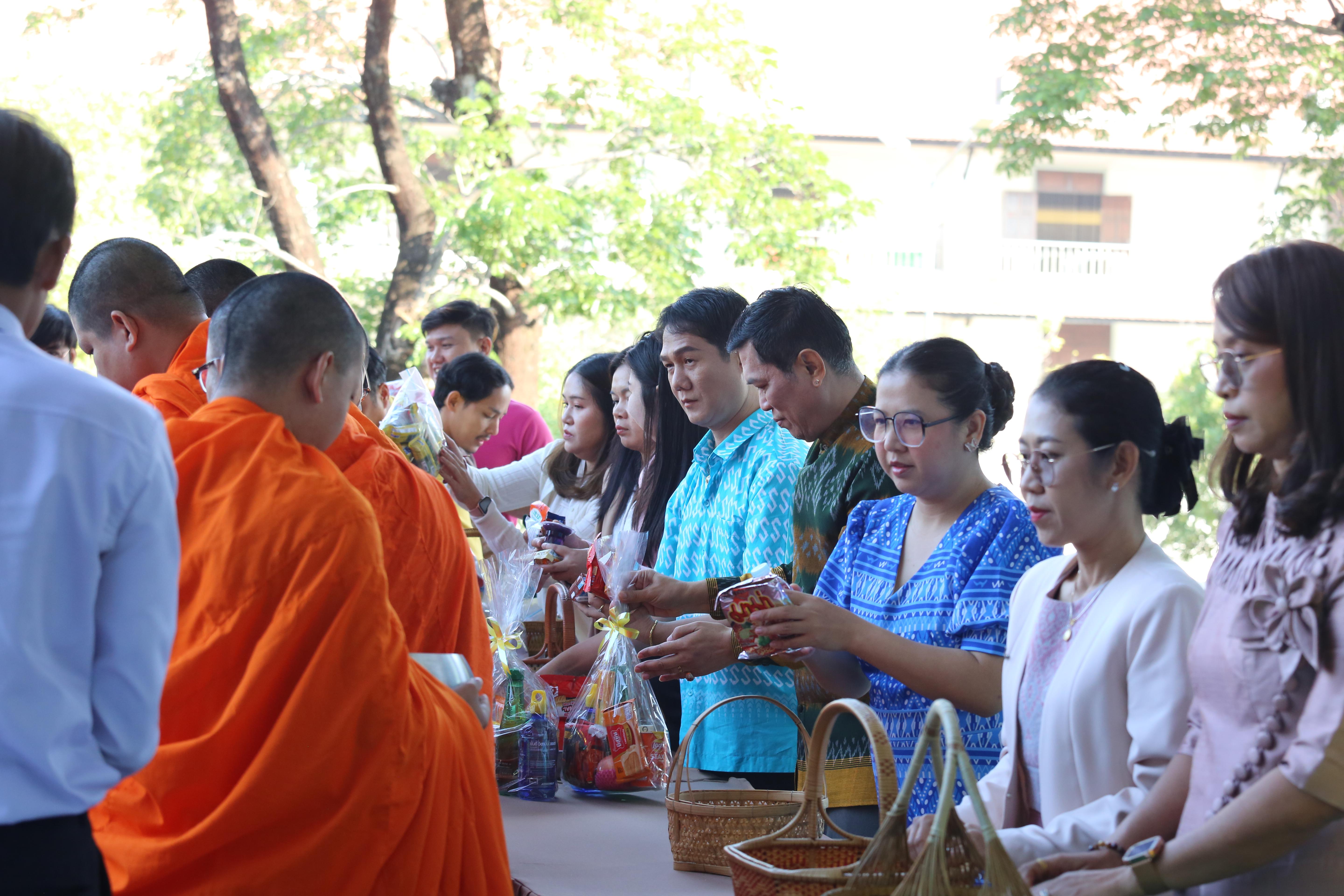 183. คณะครุศาสตร์จัดกิจกรรมทำบุญปีใหม่ ตักบาตรข้าวสารอาหารแห้ง วันที่ 24 ธันวาคม 2567 โดยมี รศ.ดร.บัณฑิต ฉัตรวิโรจน์ คณบดีคณะครุศาสตร์ เป็นประธานจุดธูปเทียนบูชาพระรัตนตรัย ณ อาคารนวัตกรรม ชั้น 2 คณะครุศาสตร์ มหาวิทยาลัยราชภัฏกำแพงเพชร