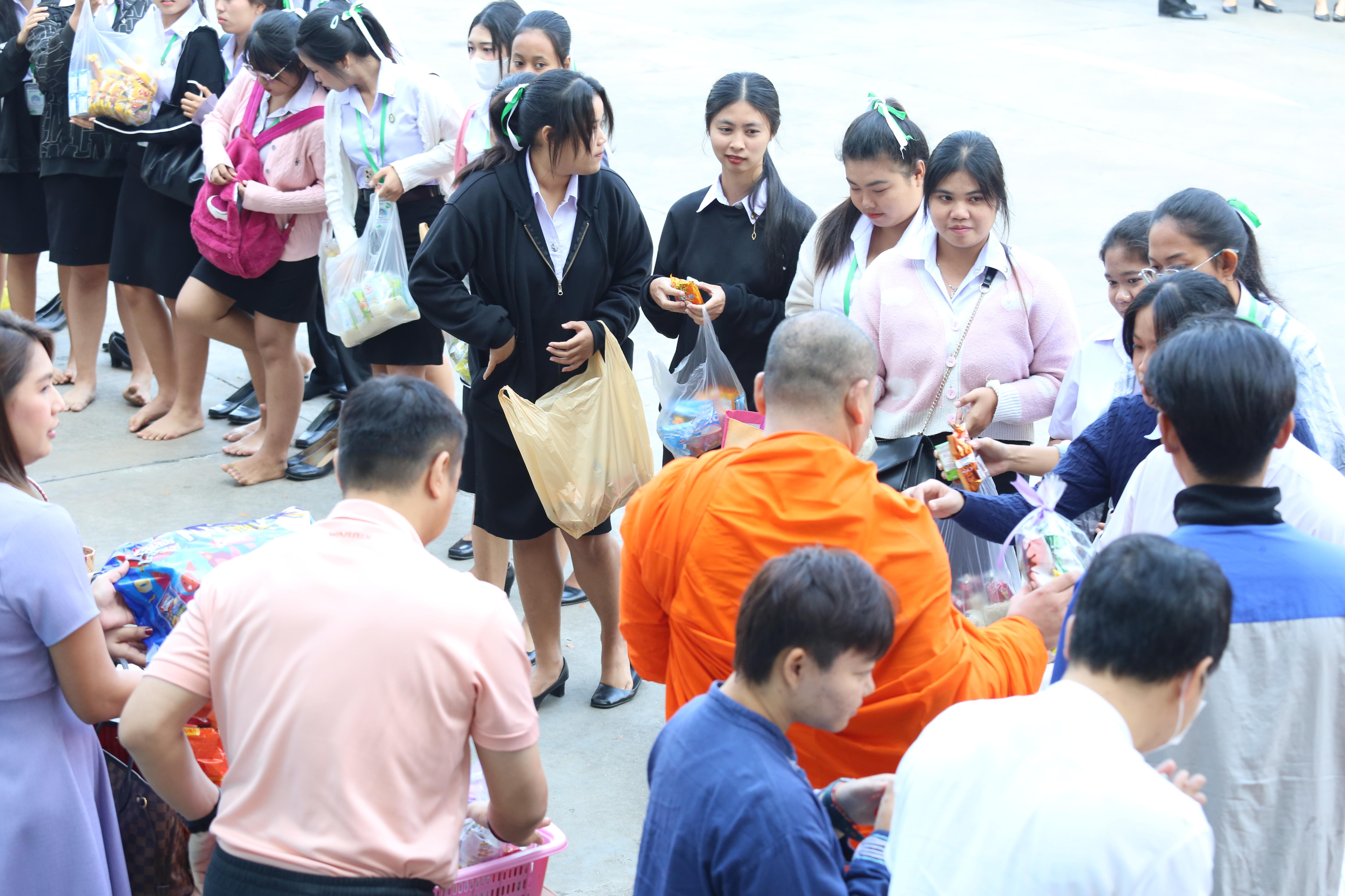 184. คณะครุศาสตร์จัดกิจกรรมทำบุญปีใหม่ ตักบาตรข้าวสารอาหารแห้ง วันที่ 24 ธันวาคม 2567 โดยมี รศ.ดร.บัณฑิต ฉัตรวิโรจน์ คณบดีคณะครุศาสตร์ เป็นประธานจุดธูปเทียนบูชาพระรัตนตรัย ณ อาคารนวัตกรรม ชั้น 2 คณะครุศาสตร์ มหาวิทยาลัยราชภัฏกำแพงเพชร