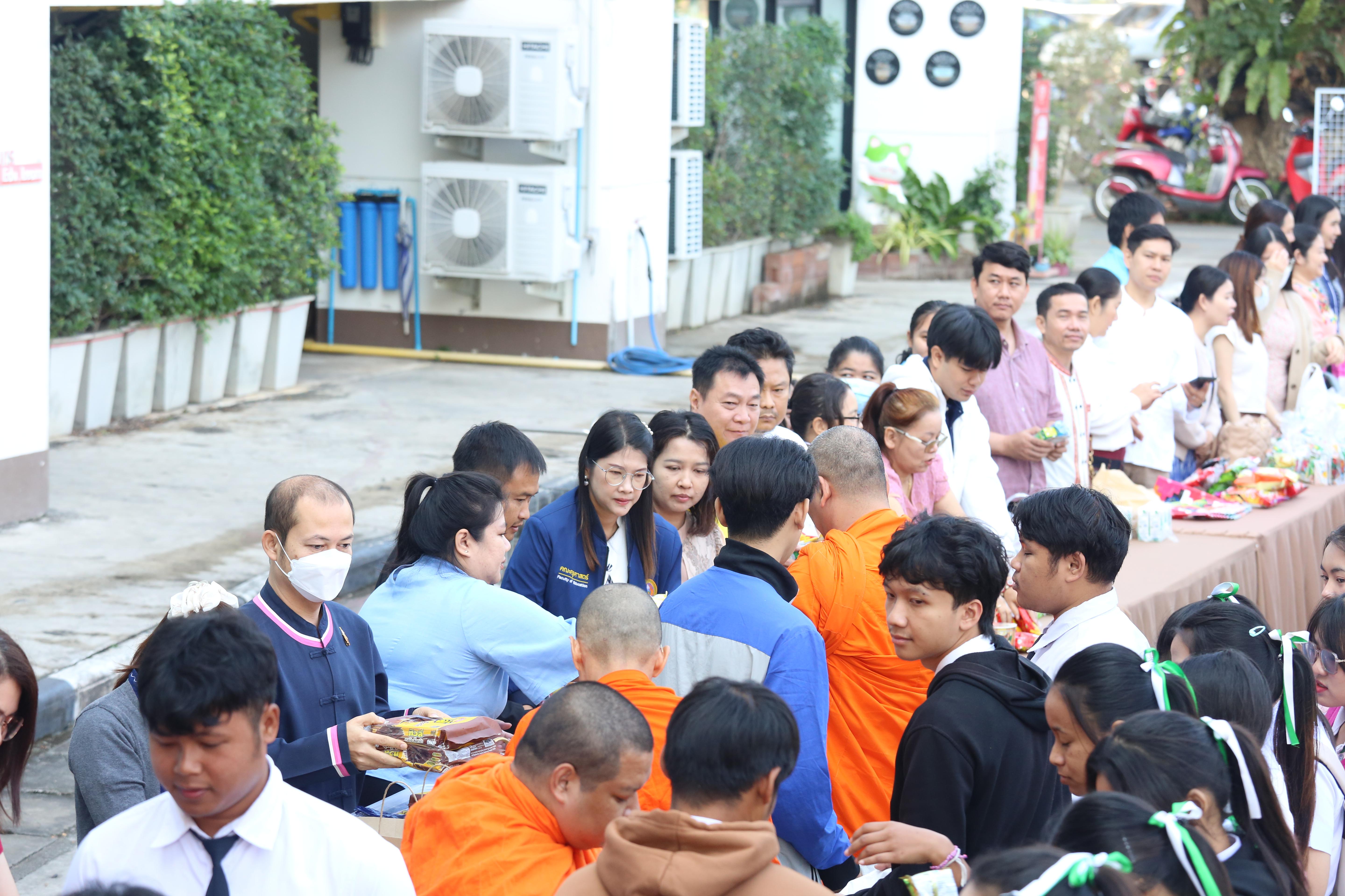 186. คณะครุศาสตร์จัดกิจกรรมทำบุญปีใหม่ ตักบาตรข้าวสารอาหารแห้ง วันที่ 24 ธันวาคม 2567 โดยมี รศ.ดร.บัณฑิต ฉัตรวิโรจน์ คณบดีคณะครุศาสตร์ เป็นประธานจุดธูปเทียนบูชาพระรัตนตรัย ณ อาคารนวัตกรรม ชั้น 2 คณะครุศาสตร์ มหาวิทยาลัยราชภัฏกำแพงเพชร