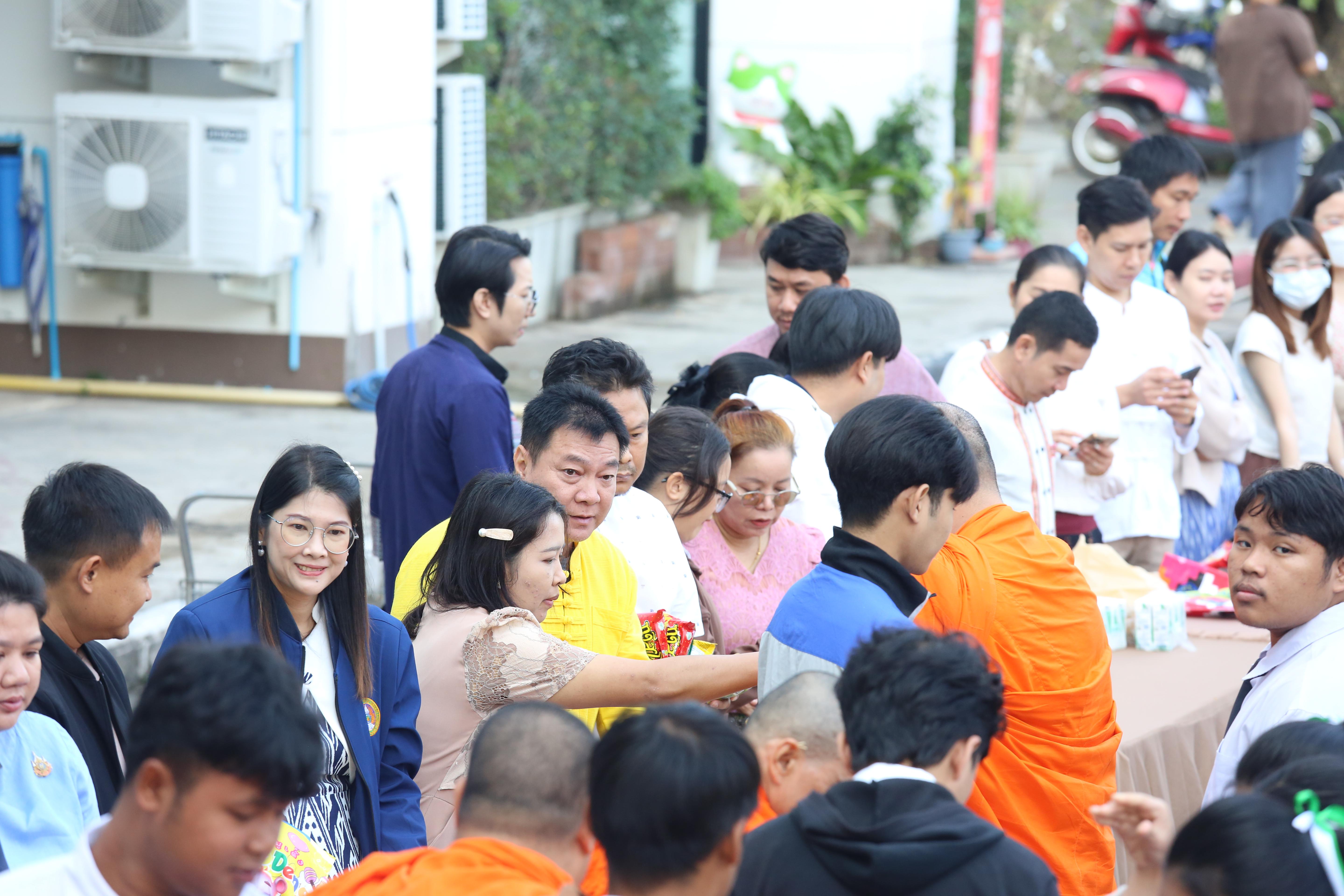 190. คณะครุศาสตร์จัดกิจกรรมทำบุญปีใหม่ ตักบาตรข้าวสารอาหารแห้ง วันที่ 24 ธันวาคม 2567 โดยมี รศ.ดร.บัณฑิต ฉัตรวิโรจน์ คณบดีคณะครุศาสตร์ เป็นประธานจุดธูปเทียนบูชาพระรัตนตรัย ณ อาคารนวัตกรรม ชั้น 2 คณะครุศาสตร์ มหาวิทยาลัยราชภัฏกำแพงเพชร