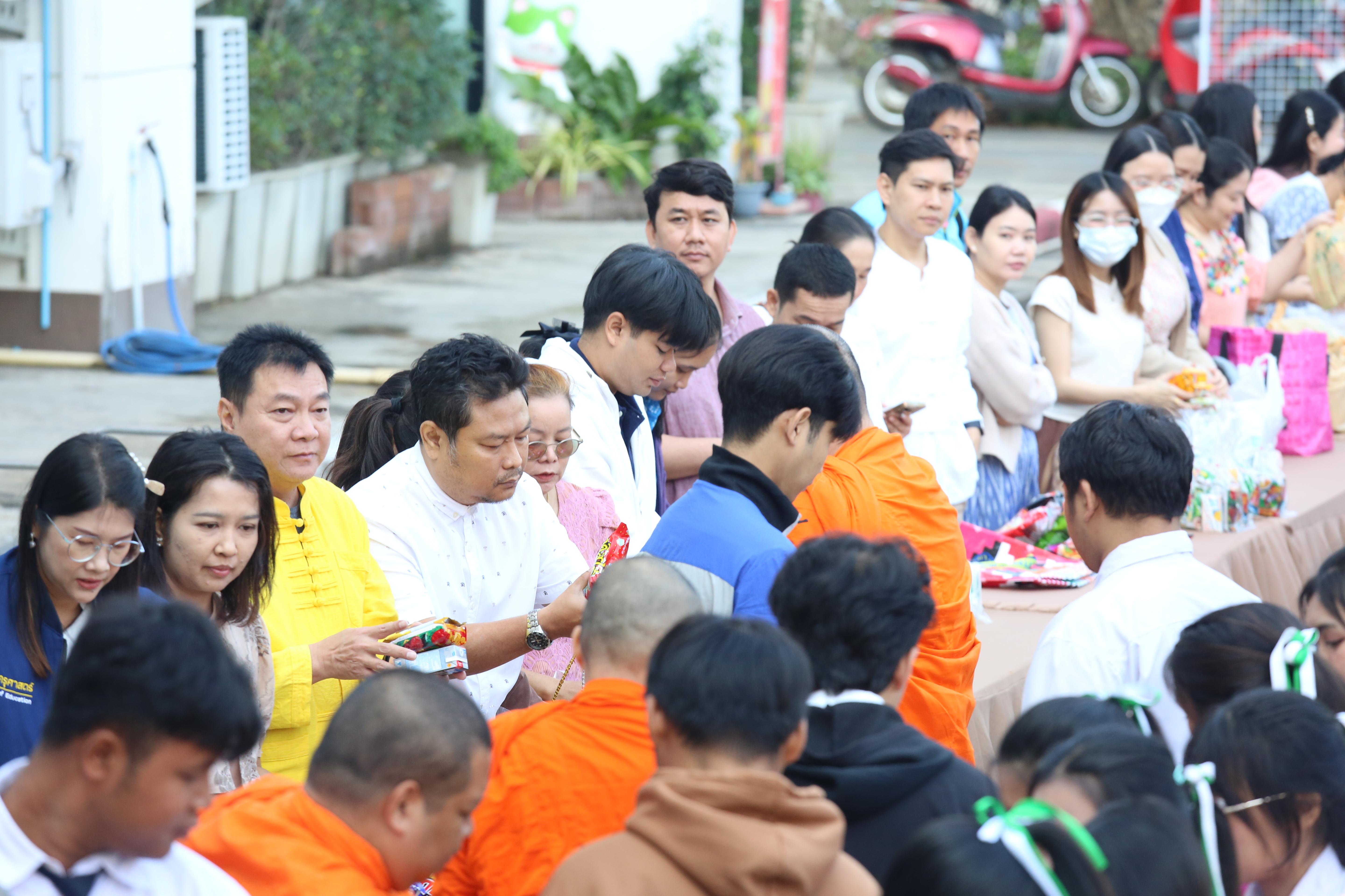 191. คณะครุศาสตร์จัดกิจกรรมทำบุญปีใหม่ ตักบาตรข้าวสารอาหารแห้ง วันที่ 24 ธันวาคม 2567 โดยมี รศ.ดร.บัณฑิต ฉัตรวิโรจน์ คณบดีคณะครุศาสตร์ เป็นประธานจุดธูปเทียนบูชาพระรัตนตรัย ณ อาคารนวัตกรรม ชั้น 2 คณะครุศาสตร์ มหาวิทยาลัยราชภัฏกำแพงเพชร