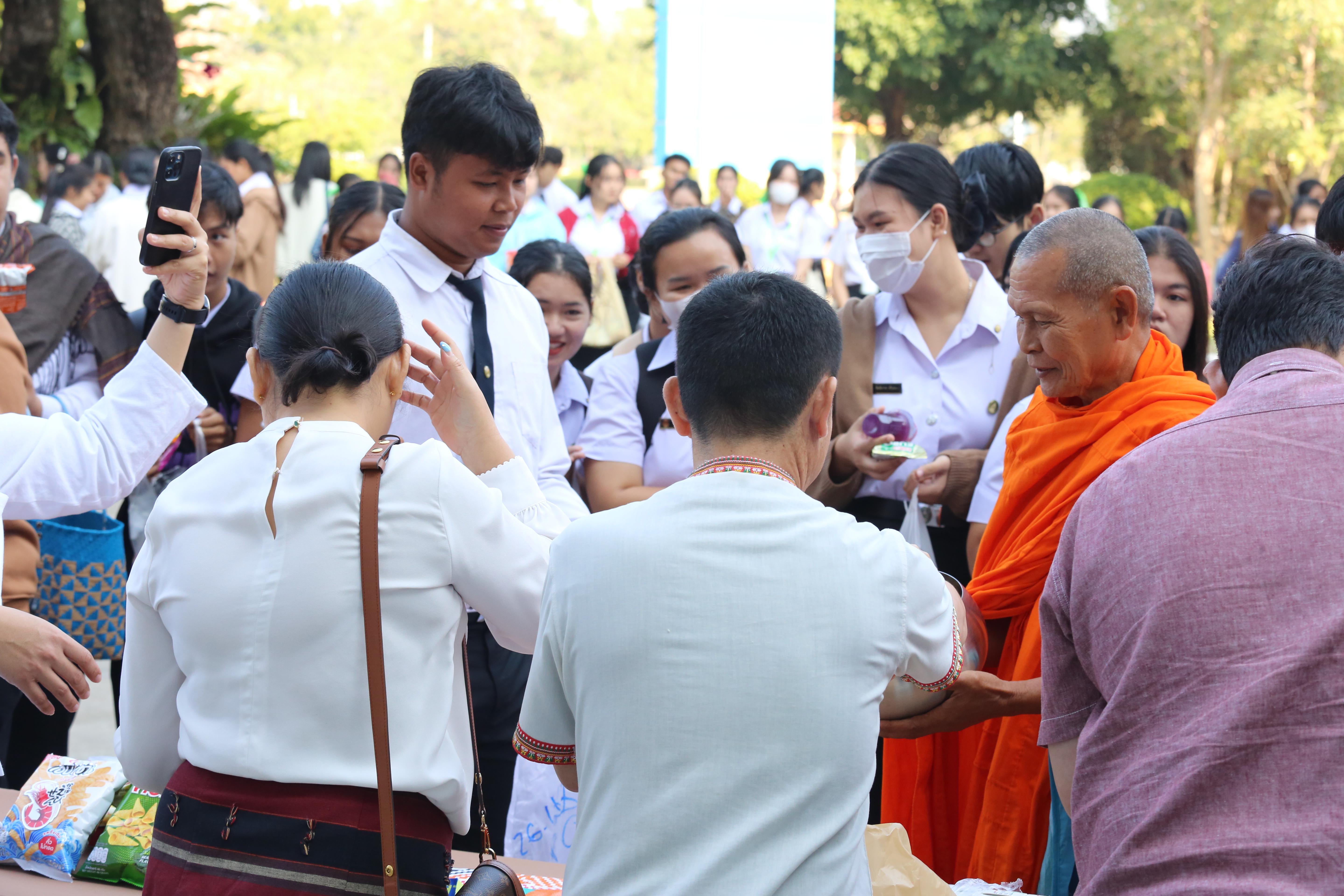 193. คณะครุศาสตร์จัดกิจกรรมทำบุญปีใหม่ ตักบาตรข้าวสารอาหารแห้ง วันที่ 24 ธันวาคม 2567 โดยมี รศ.ดร.บัณฑิต ฉัตรวิโรจน์ คณบดีคณะครุศาสตร์ เป็นประธานจุดธูปเทียนบูชาพระรัตนตรัย ณ อาคารนวัตกรรม ชั้น 2 คณะครุศาสตร์ มหาวิทยาลัยราชภัฏกำแพงเพชร