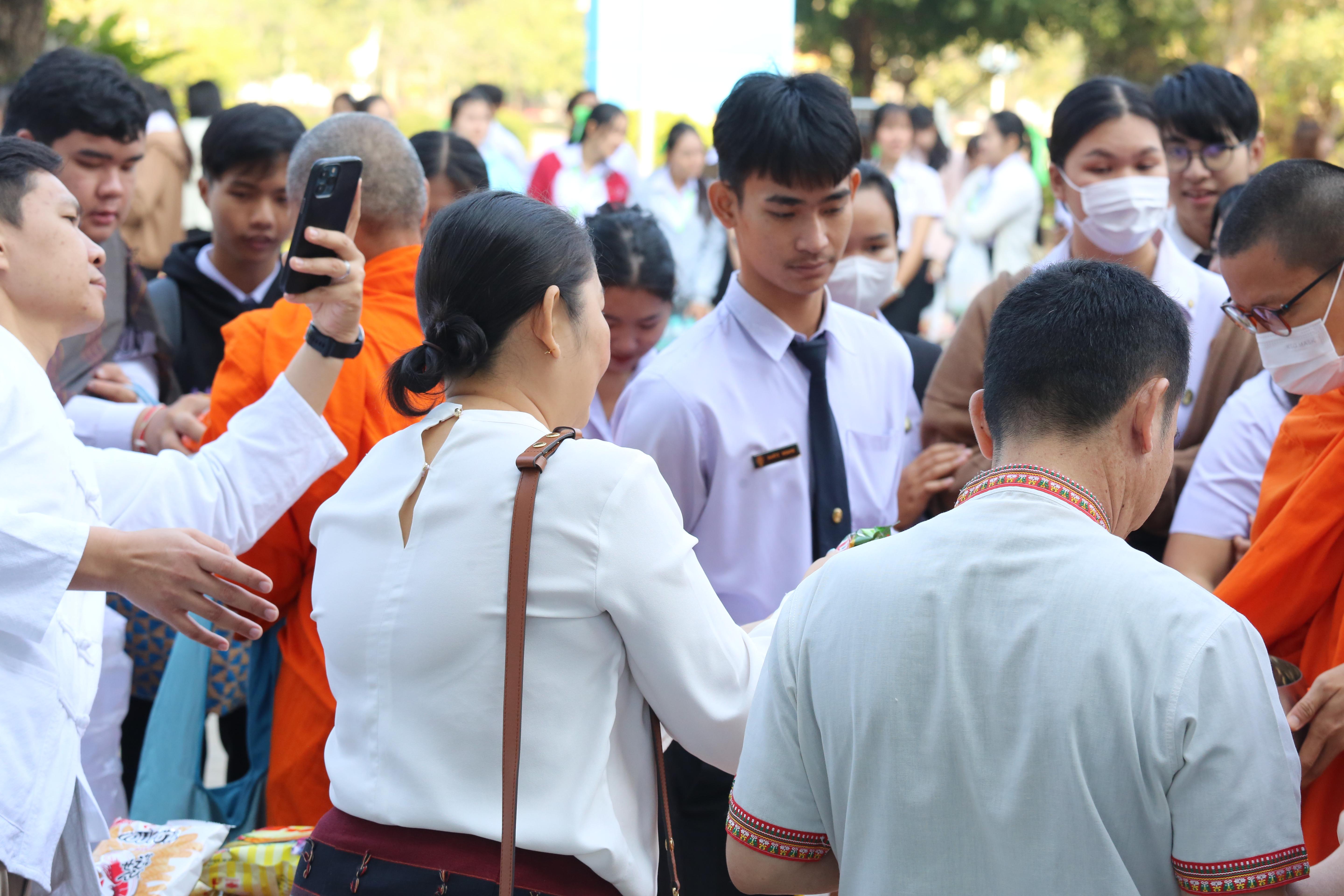 194. คณะครุศาสตร์จัดกิจกรรมทำบุญปีใหม่ ตักบาตรข้าวสารอาหารแห้ง วันที่ 24 ธันวาคม 2567 โดยมี รศ.ดร.บัณฑิต ฉัตรวิโรจน์ คณบดีคณะครุศาสตร์ เป็นประธานจุดธูปเทียนบูชาพระรัตนตรัย ณ อาคารนวัตกรรม ชั้น 2 คณะครุศาสตร์ มหาวิทยาลัยราชภัฏกำแพงเพชร