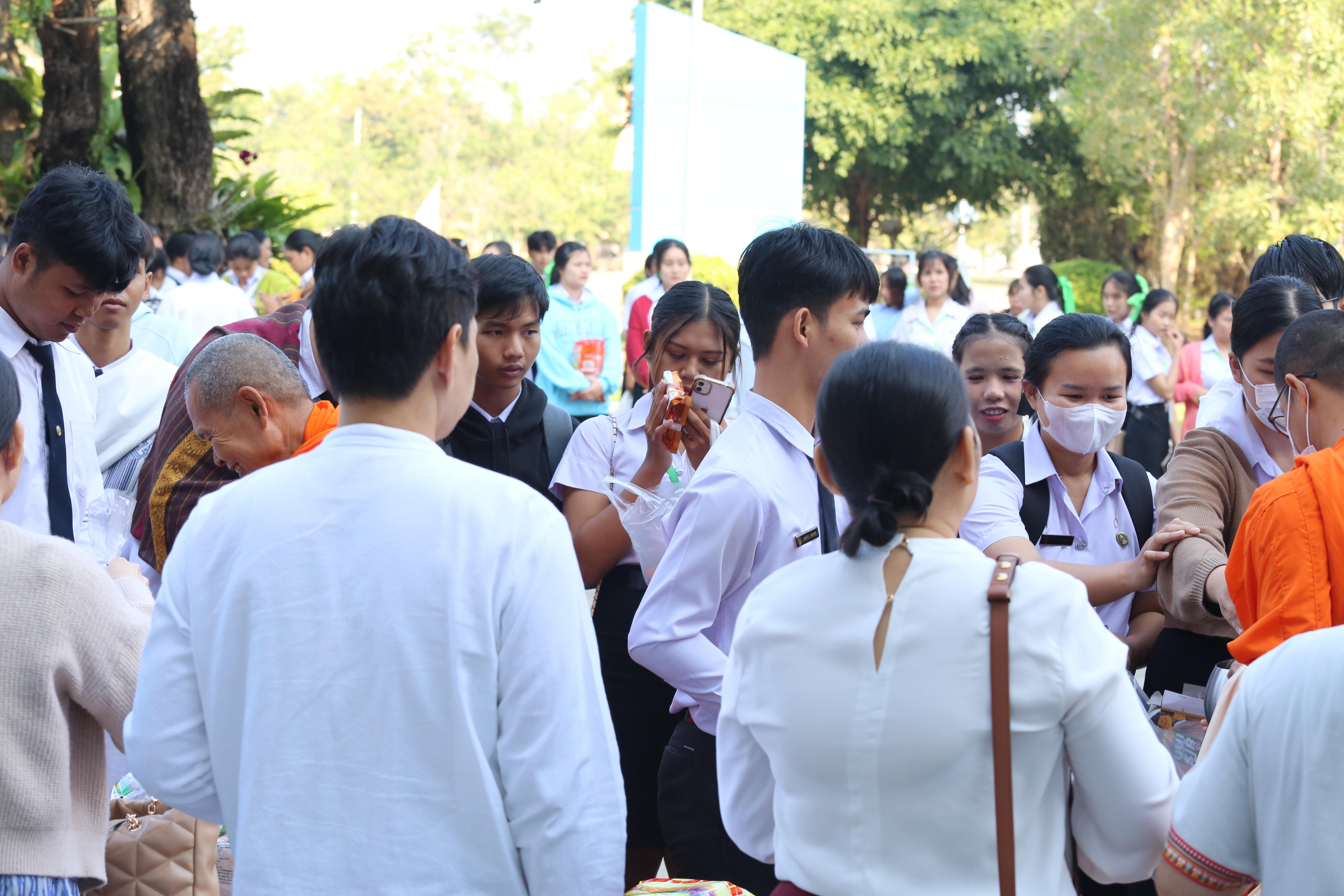 196. คณะครุศาสตร์จัดกิจกรรมทำบุญปีใหม่ ตักบาตรข้าวสารอาหารแห้ง วันที่ 24 ธันวาคม 2567 โดยมี รศ.ดร.บัณฑิต ฉัตรวิโรจน์ คณบดีคณะครุศาสตร์ เป็นประธานจุดธูปเทียนบูชาพระรัตนตรัย ณ อาคารนวัตกรรม ชั้น 2 คณะครุศาสตร์ มหาวิทยาลัยราชภัฏกำแพงเพชร