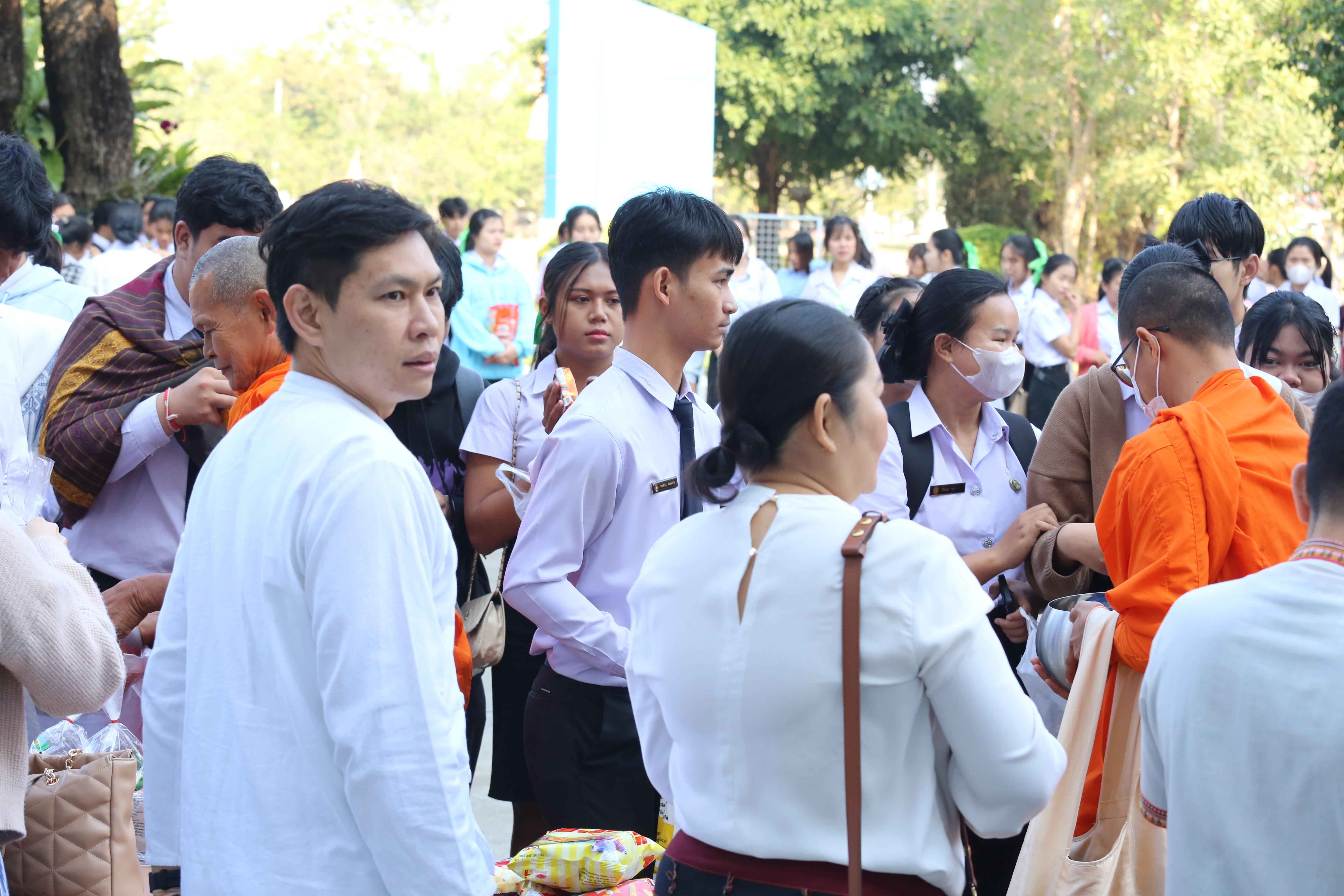 197. คณะครุศาสตร์จัดกิจกรรมทำบุญปีใหม่ ตักบาตรข้าวสารอาหารแห้ง วันที่ 24 ธันวาคม 2567 โดยมี รศ.ดร.บัณฑิต ฉัตรวิโรจน์ คณบดีคณะครุศาสตร์ เป็นประธานจุดธูปเทียนบูชาพระรัตนตรัย ณ อาคารนวัตกรรม ชั้น 2 คณะครุศาสตร์ มหาวิทยาลัยราชภัฏกำแพงเพชร