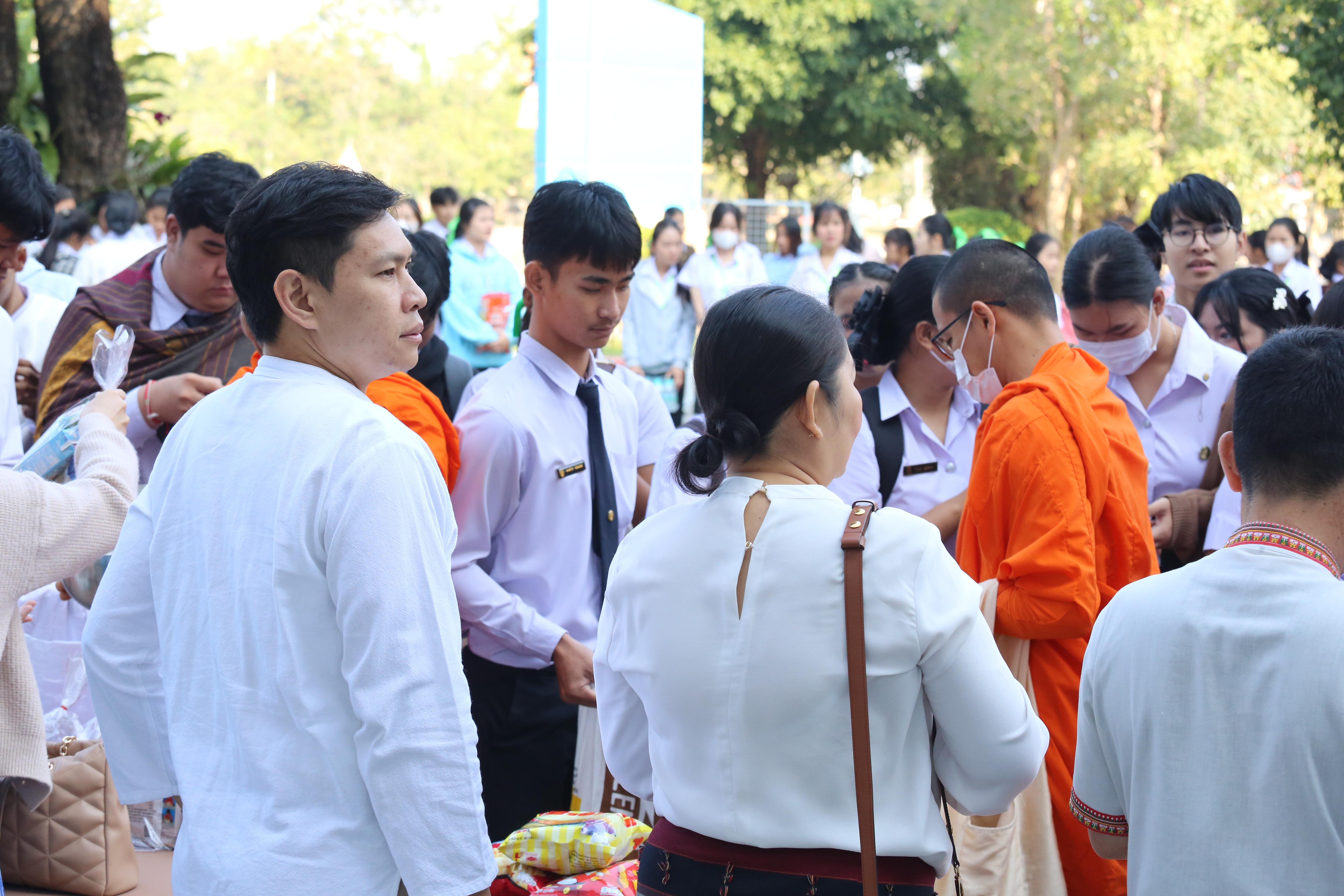 198. คณะครุศาสตร์จัดกิจกรรมทำบุญปีใหม่ ตักบาตรข้าวสารอาหารแห้ง วันที่ 24 ธันวาคม 2567 โดยมี รศ.ดร.บัณฑิต ฉัตรวิโรจน์ คณบดีคณะครุศาสตร์ เป็นประธานจุดธูปเทียนบูชาพระรัตนตรัย ณ อาคารนวัตกรรม ชั้น 2 คณะครุศาสตร์ มหาวิทยาลัยราชภัฏกำแพงเพชร