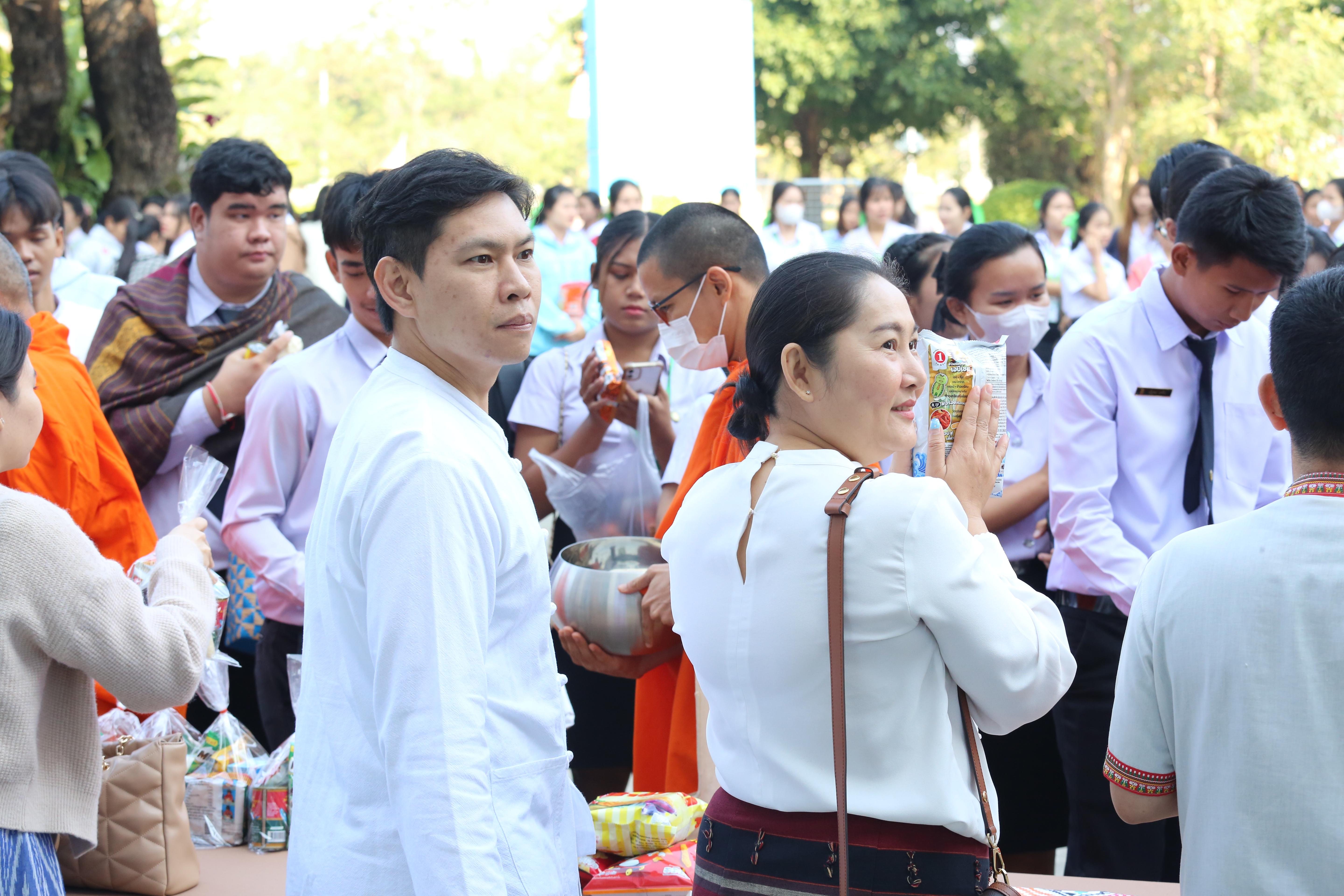 199. คณะครุศาสตร์จัดกิจกรรมทำบุญปีใหม่ ตักบาตรข้าวสารอาหารแห้ง วันที่ 24 ธันวาคม 2567 โดยมี รศ.ดร.บัณฑิต ฉัตรวิโรจน์ คณบดีคณะครุศาสตร์ เป็นประธานจุดธูปเทียนบูชาพระรัตนตรัย ณ อาคารนวัตกรรม ชั้น 2 คณะครุศาสตร์ มหาวิทยาลัยราชภัฏกำแพงเพชร