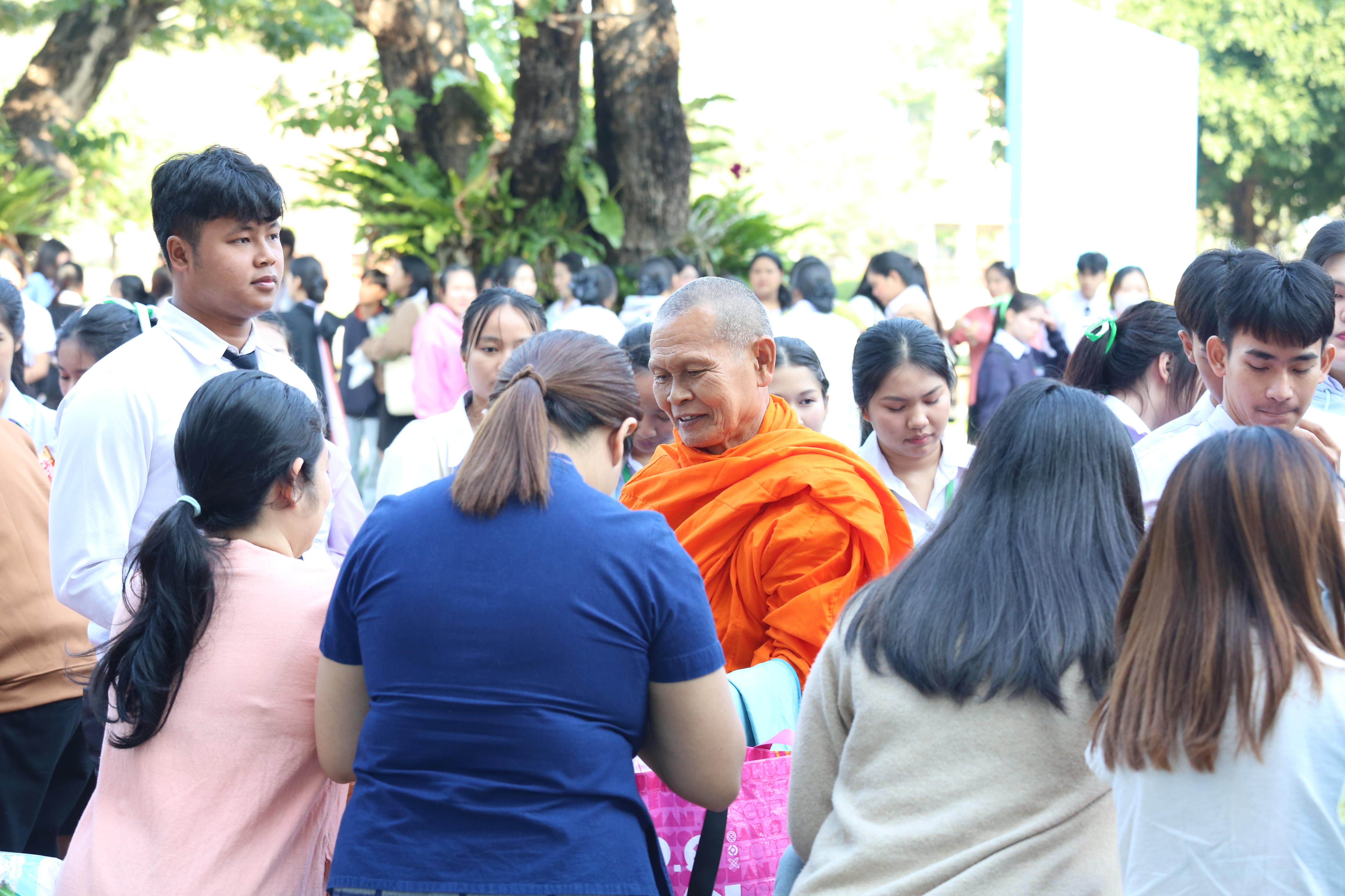 202. คณะครุศาสตร์จัดกิจกรรมทำบุญปีใหม่ ตักบาตรข้าวสารอาหารแห้ง วันที่ 24 ธันวาคม 2567 โดยมี รศ.ดร.บัณฑิต ฉัตรวิโรจน์ คณบดีคณะครุศาสตร์ เป็นประธานจุดธูปเทียนบูชาพระรัตนตรัย ณ อาคารนวัตกรรม ชั้น 2 คณะครุศาสตร์ มหาวิทยาลัยราชภัฏกำแพงเพชร