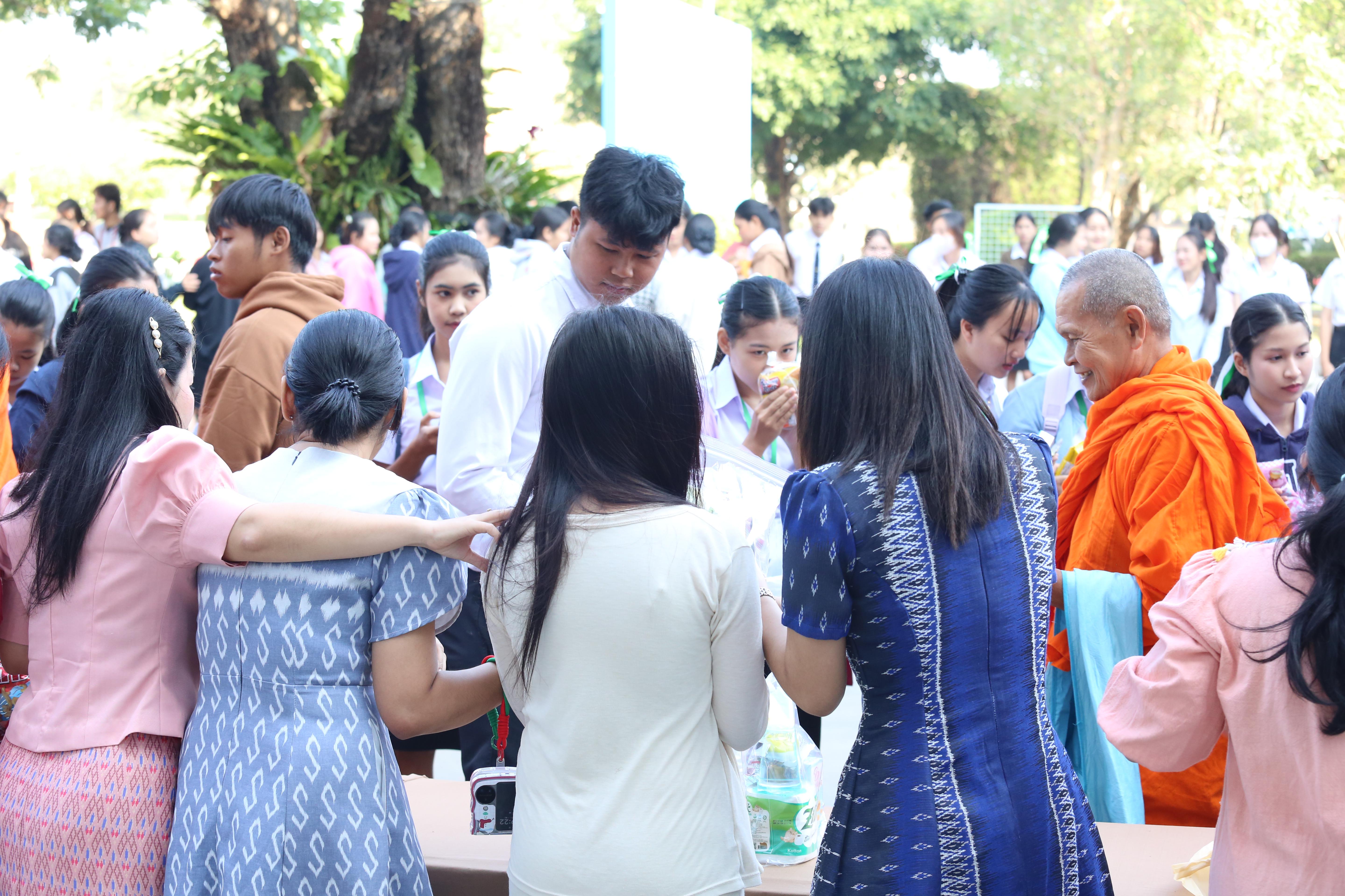 203. คณะครุศาสตร์จัดกิจกรรมทำบุญปีใหม่ ตักบาตรข้าวสารอาหารแห้ง วันที่ 24 ธันวาคม 2567 โดยมี รศ.ดร.บัณฑิต ฉัตรวิโรจน์ คณบดีคณะครุศาสตร์ เป็นประธานจุดธูปเทียนบูชาพระรัตนตรัย ณ อาคารนวัตกรรม ชั้น 2 คณะครุศาสตร์ มหาวิทยาลัยราชภัฏกำแพงเพชร