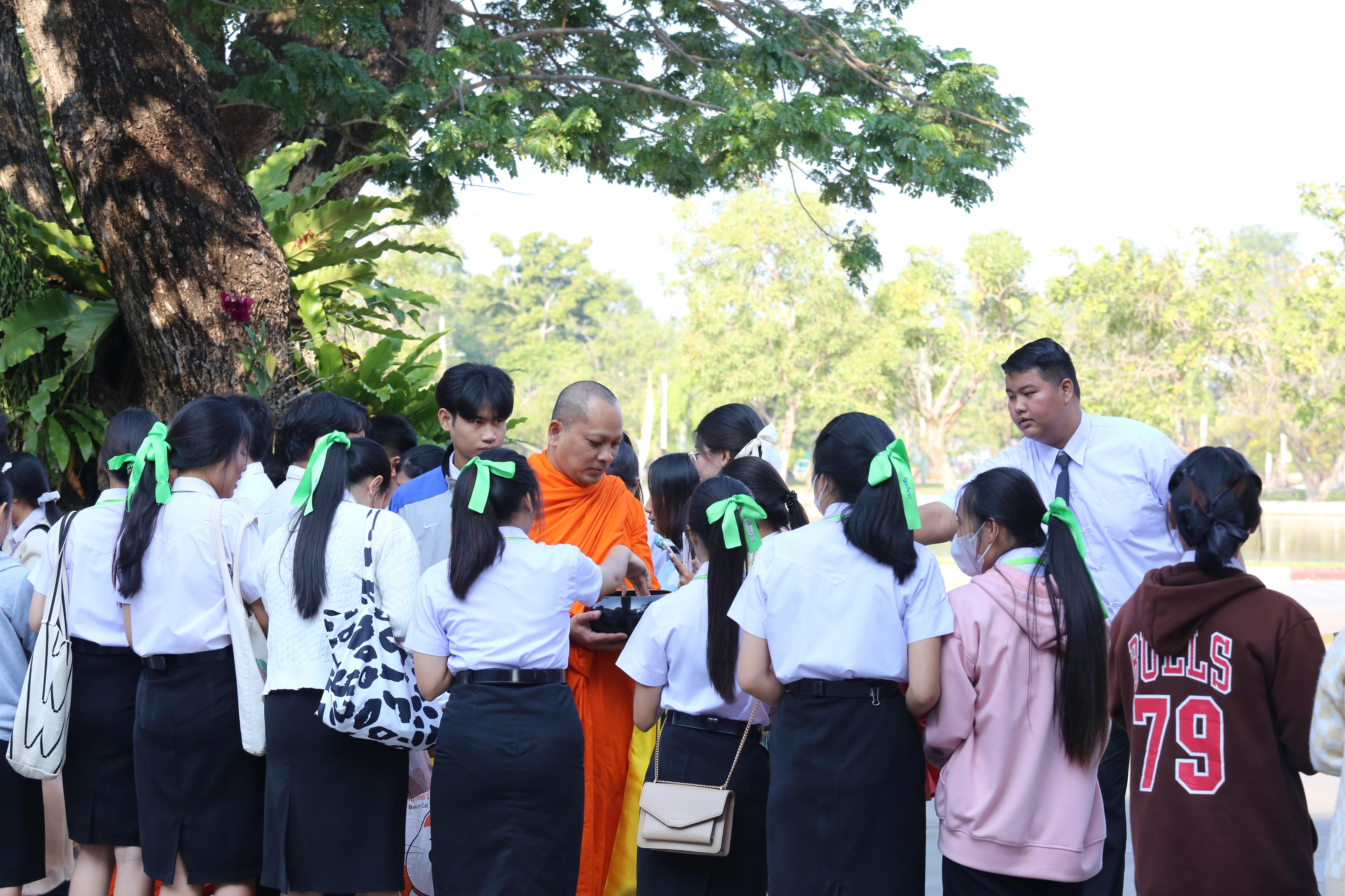 216. คณะครุศาสตร์จัดกิจกรรมทำบุญปีใหม่ ตักบาตรข้าวสารอาหารแห้ง วันที่ 24 ธันวาคม 2567 โดยมี รศ.ดร.บัณฑิต ฉัตรวิโรจน์ คณบดีคณะครุศาสตร์ เป็นประธานจุดธูปเทียนบูชาพระรัตนตรัย ณ อาคารนวัตกรรม ชั้น 2 คณะครุศาสตร์ มหาวิทยาลัยราชภัฏกำแพงเพชร