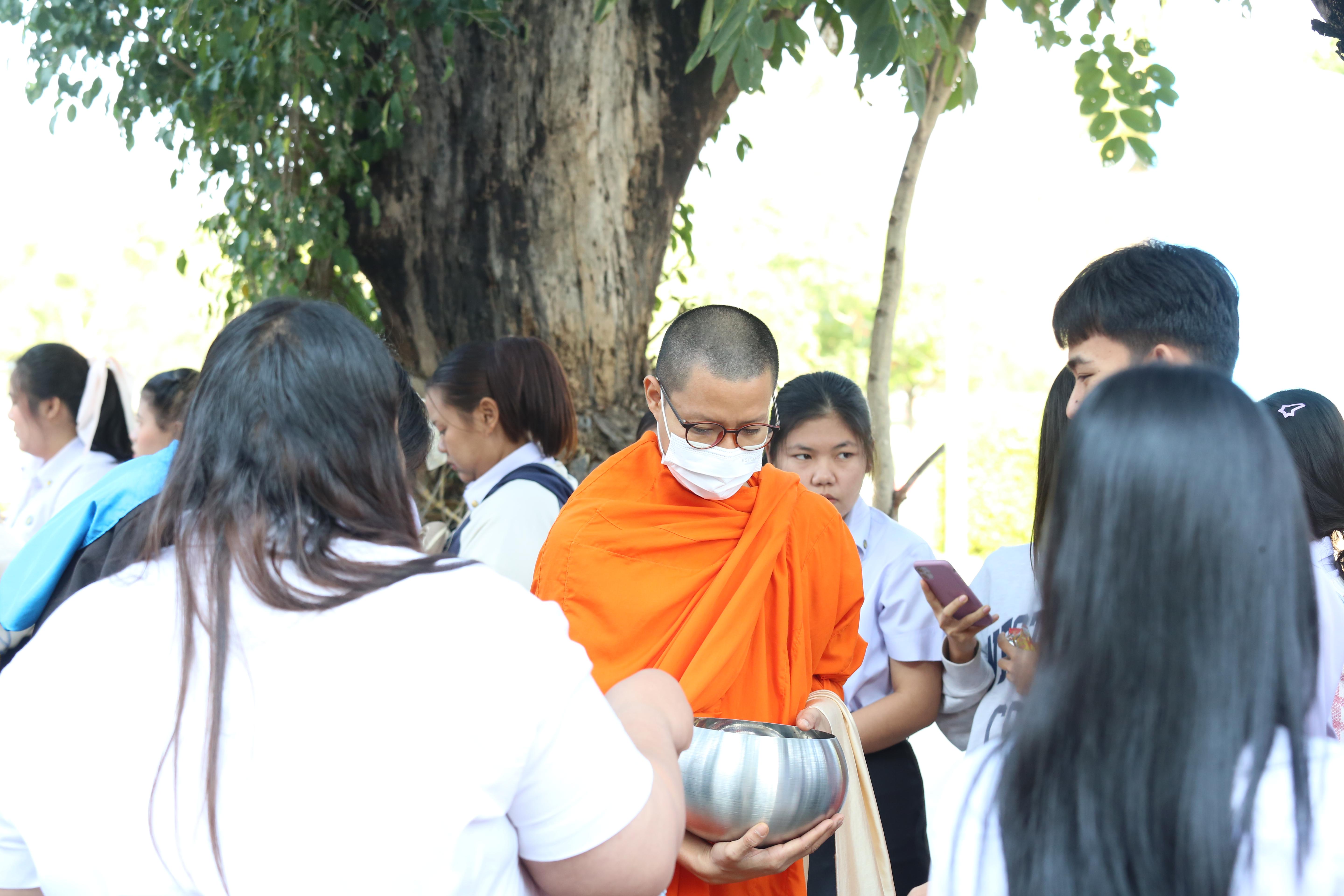 219. คณะครุศาสตร์จัดกิจกรรมทำบุญปีใหม่ ตักบาตรข้าวสารอาหารแห้ง วันที่ 24 ธันวาคม 2567 โดยมี รศ.ดร.บัณฑิต ฉัตรวิโรจน์ คณบดีคณะครุศาสตร์ เป็นประธานจุดธูปเทียนบูชาพระรัตนตรัย ณ อาคารนวัตกรรม ชั้น 2 คณะครุศาสตร์ มหาวิทยาลัยราชภัฏกำแพงเพชร