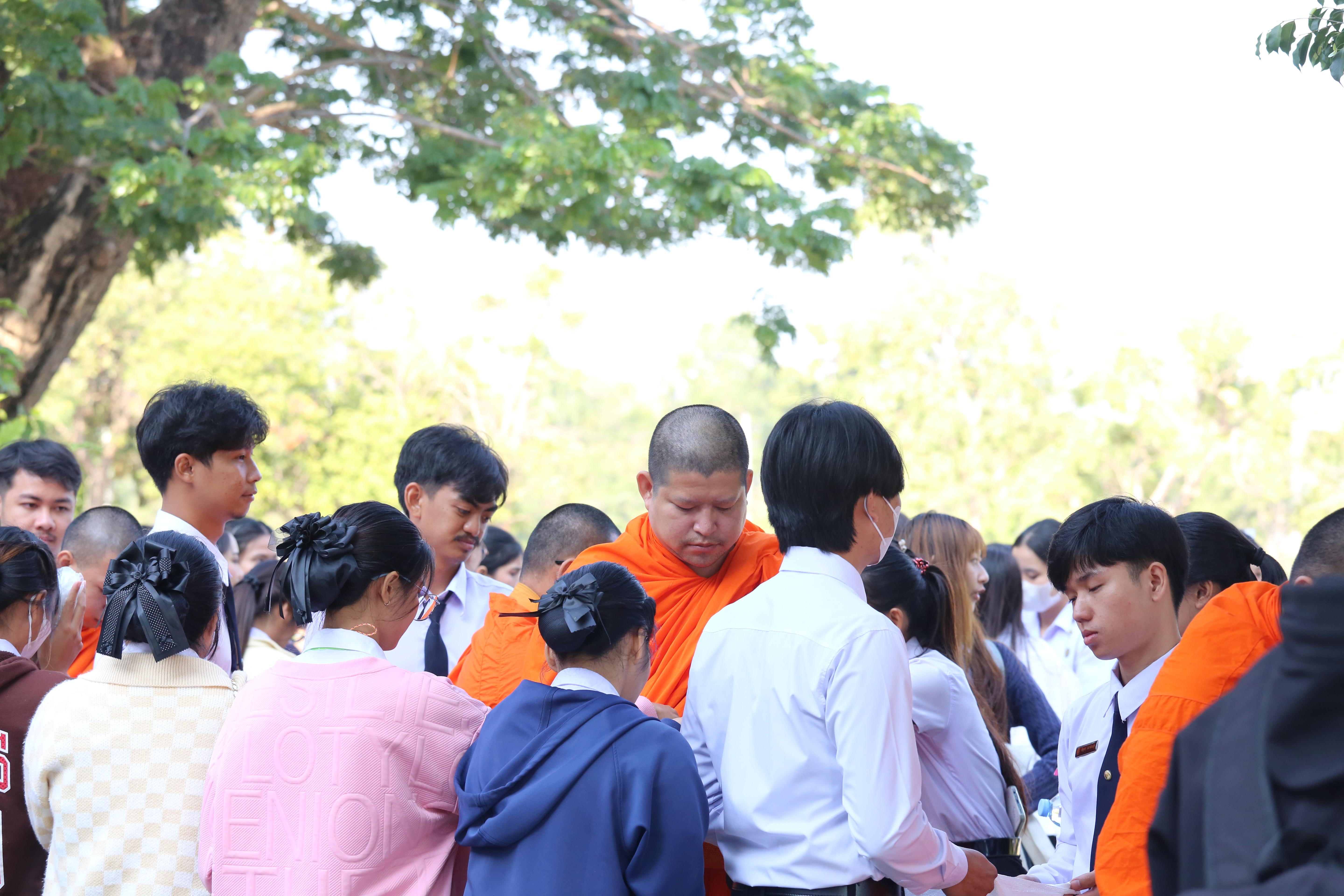 221. คณะครุศาสตร์จัดกิจกรรมทำบุญปีใหม่ ตักบาตรข้าวสารอาหารแห้ง วันที่ 24 ธันวาคม 2567 โดยมี รศ.ดร.บัณฑิต ฉัตรวิโรจน์ คณบดีคณะครุศาสตร์ เป็นประธานจุดธูปเทียนบูชาพระรัตนตรัย ณ อาคารนวัตกรรม ชั้น 2 คณะครุศาสตร์ มหาวิทยาลัยราชภัฏกำแพงเพชร