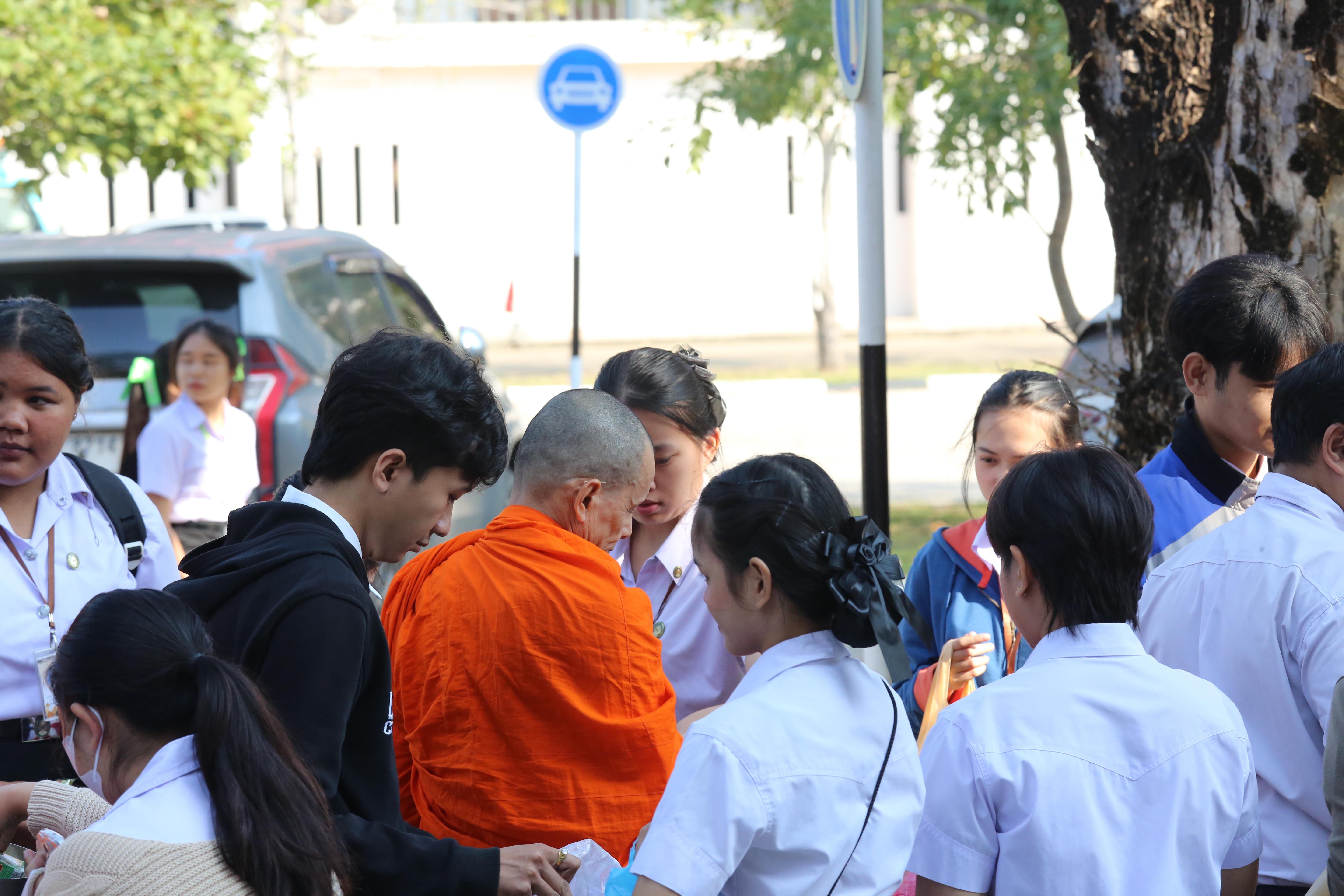 222. คณะครุศาสตร์จัดกิจกรรมทำบุญปีใหม่ ตักบาตรข้าวสารอาหารแห้ง วันที่ 24 ธันวาคม 2567 โดยมี รศ.ดร.บัณฑิต ฉัตรวิโรจน์ คณบดีคณะครุศาสตร์ เป็นประธานจุดธูปเทียนบูชาพระรัตนตรัย ณ อาคารนวัตกรรม ชั้น 2 คณะครุศาสตร์ มหาวิทยาลัยราชภัฏกำแพงเพชร