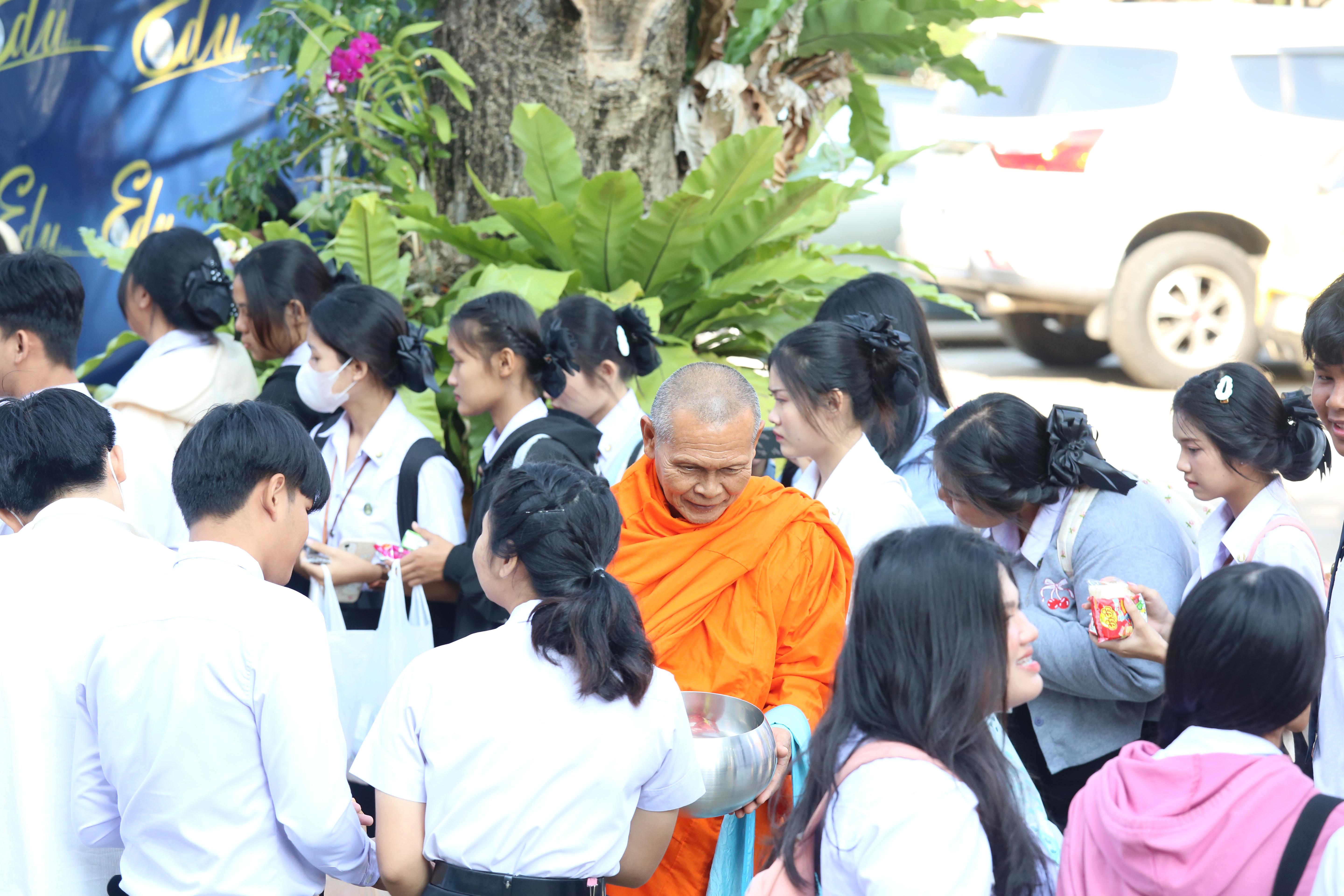 224. คณะครุศาสตร์จัดกิจกรรมทำบุญปีใหม่ ตักบาตรข้าวสารอาหารแห้ง วันที่ 24 ธันวาคม 2567 โดยมี รศ.ดร.บัณฑิต ฉัตรวิโรจน์ คณบดีคณะครุศาสตร์ เป็นประธานจุดธูปเทียนบูชาพระรัตนตรัย ณ อาคารนวัตกรรม ชั้น 2 คณะครุศาสตร์ มหาวิทยาลัยราชภัฏกำแพงเพชร