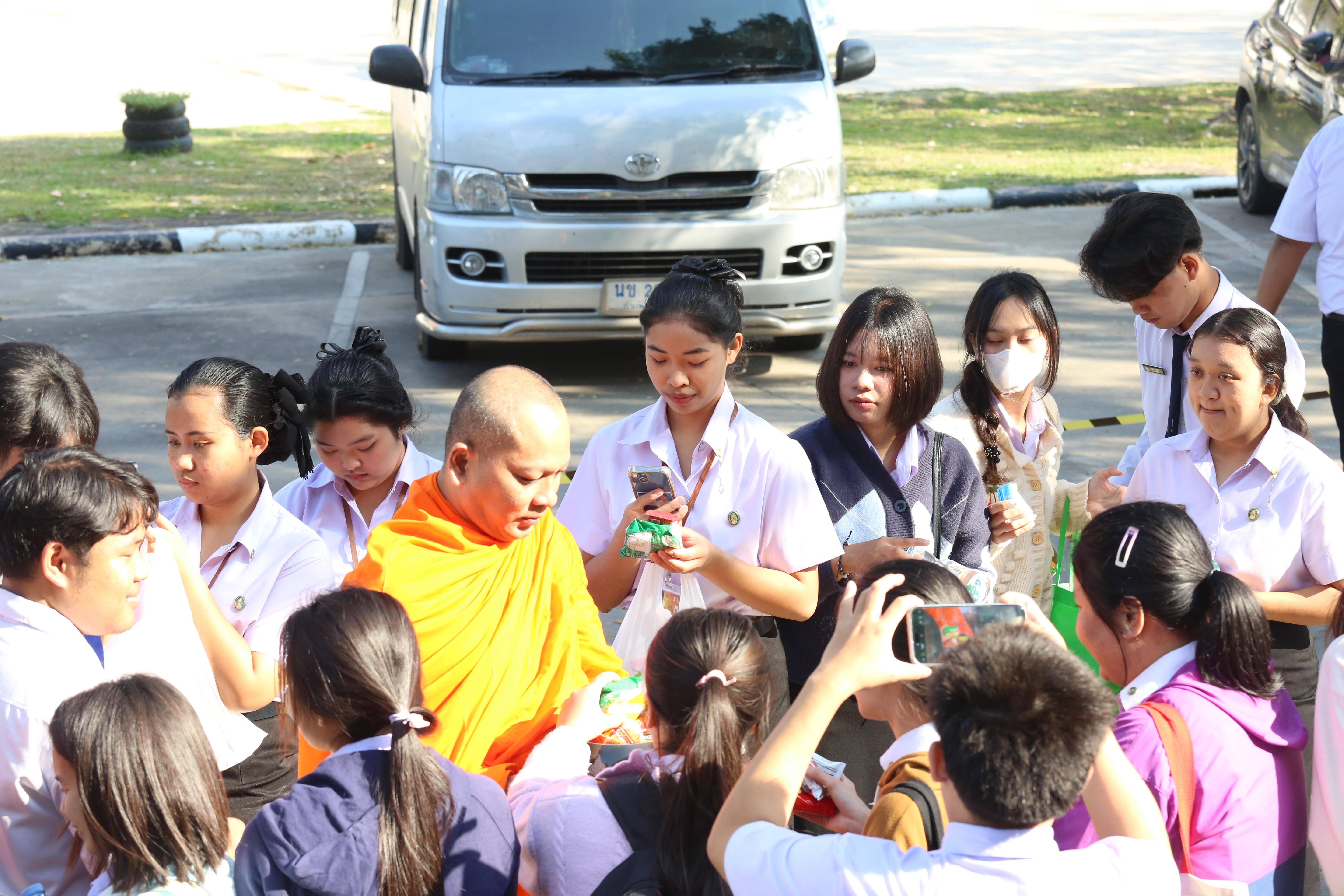 225. คณะครุศาสตร์จัดกิจกรรมทำบุญปีใหม่ ตักบาตรข้าวสารอาหารแห้ง วันที่ 24 ธันวาคม 2567 โดยมี รศ.ดร.บัณฑิต ฉัตรวิโรจน์ คณบดีคณะครุศาสตร์ เป็นประธานจุดธูปเทียนบูชาพระรัตนตรัย ณ อาคารนวัตกรรม ชั้น 2 คณะครุศาสตร์ มหาวิทยาลัยราชภัฏกำแพงเพชร