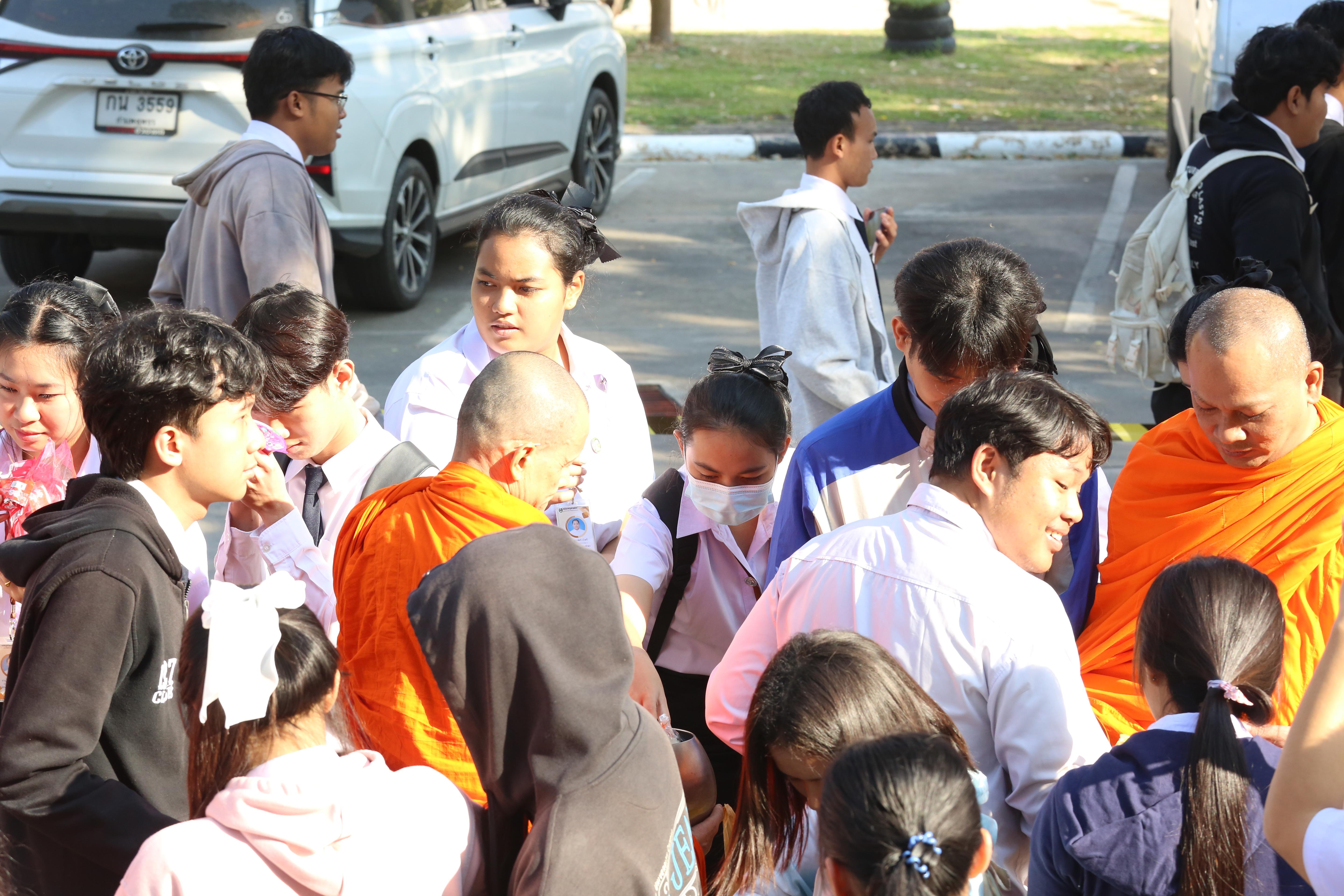 226. คณะครุศาสตร์จัดกิจกรรมทำบุญปีใหม่ ตักบาตรข้าวสารอาหารแห้ง วันที่ 24 ธันวาคม 2567 โดยมี รศ.ดร.บัณฑิต ฉัตรวิโรจน์ คณบดีคณะครุศาสตร์ เป็นประธานจุดธูปเทียนบูชาพระรัตนตรัย ณ อาคารนวัตกรรม ชั้น 2 คณะครุศาสตร์ มหาวิทยาลัยราชภัฏกำแพงเพชร