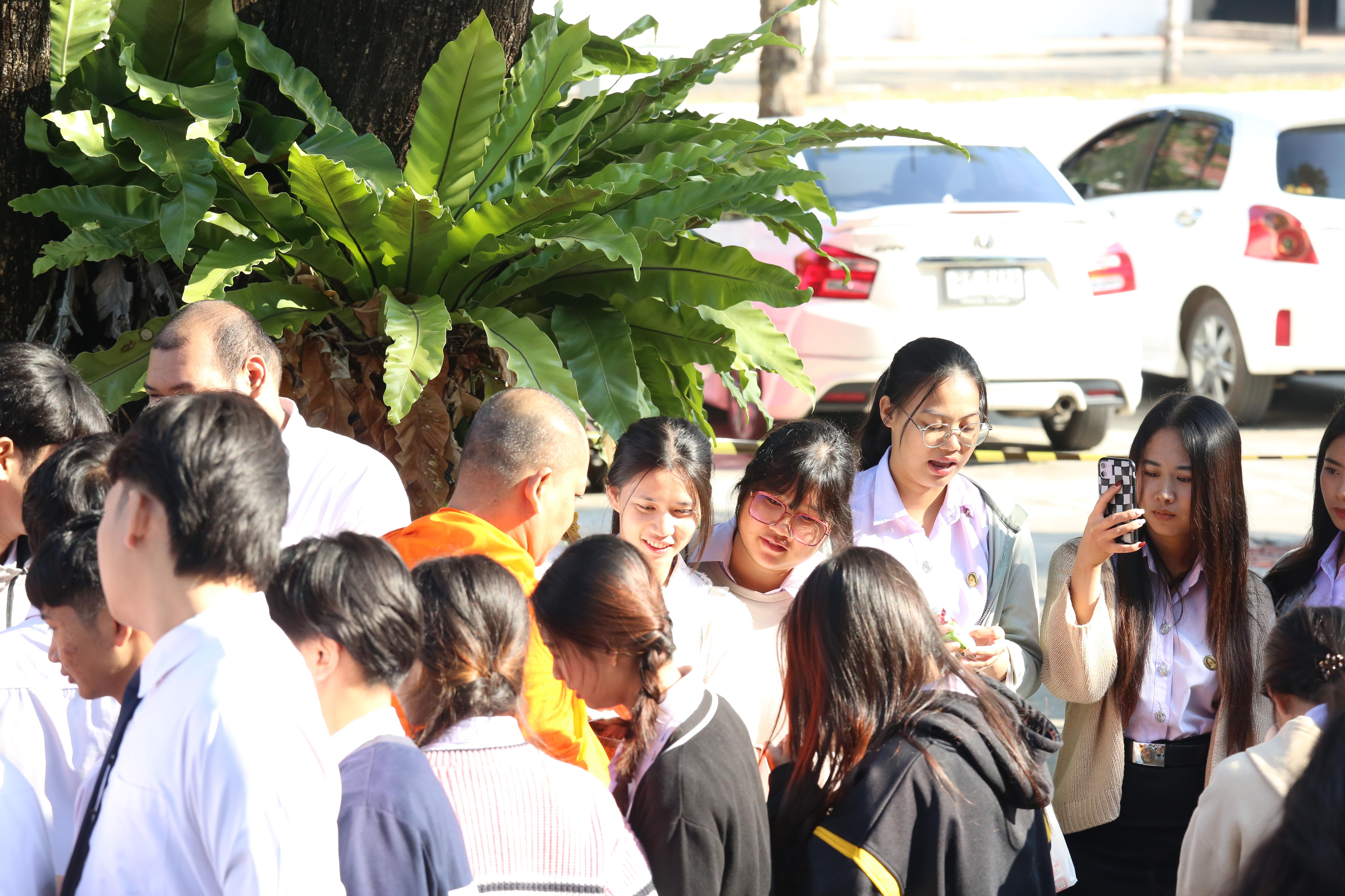 232. คณะครุศาสตร์จัดกิจกรรมทำบุญปีใหม่ ตักบาตรข้าวสารอาหารแห้ง วันที่ 24 ธันวาคม 2567 โดยมี รศ.ดร.บัณฑิต ฉัตรวิโรจน์ คณบดีคณะครุศาสตร์ เป็นประธานจุดธูปเทียนบูชาพระรัตนตรัย ณ อาคารนวัตกรรม ชั้น 2 คณะครุศาสตร์ มหาวิทยาลัยราชภัฏกำแพงเพชร