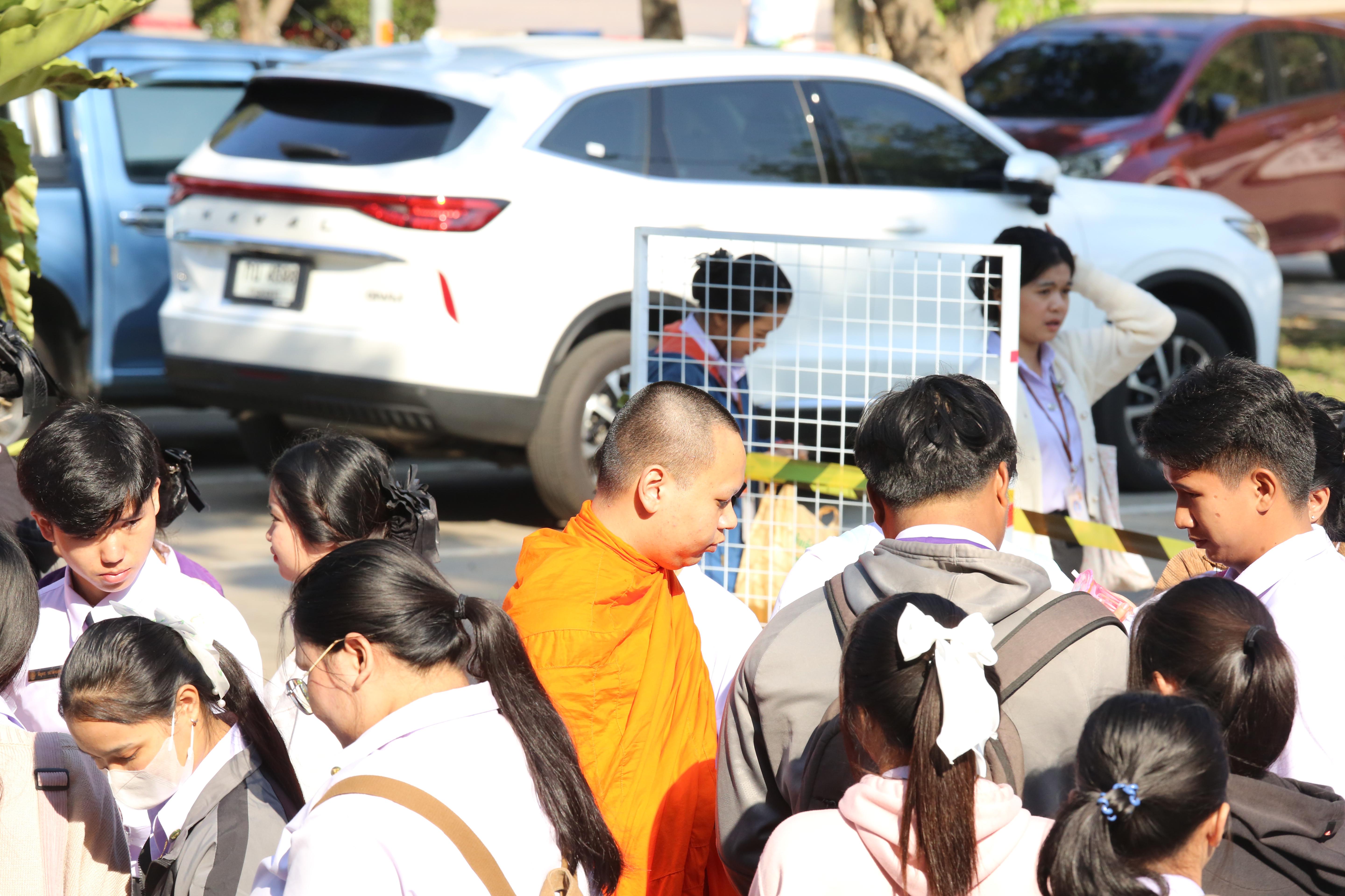 234. คณะครุศาสตร์จัดกิจกรรมทำบุญปีใหม่ ตักบาตรข้าวสารอาหารแห้ง วันที่ 24 ธันวาคม 2567 โดยมี รศ.ดร.บัณฑิต ฉัตรวิโรจน์ คณบดีคณะครุศาสตร์ เป็นประธานจุดธูปเทียนบูชาพระรัตนตรัย ณ อาคารนวัตกรรม ชั้น 2 คณะครุศาสตร์ มหาวิทยาลัยราชภัฏกำแพงเพชร