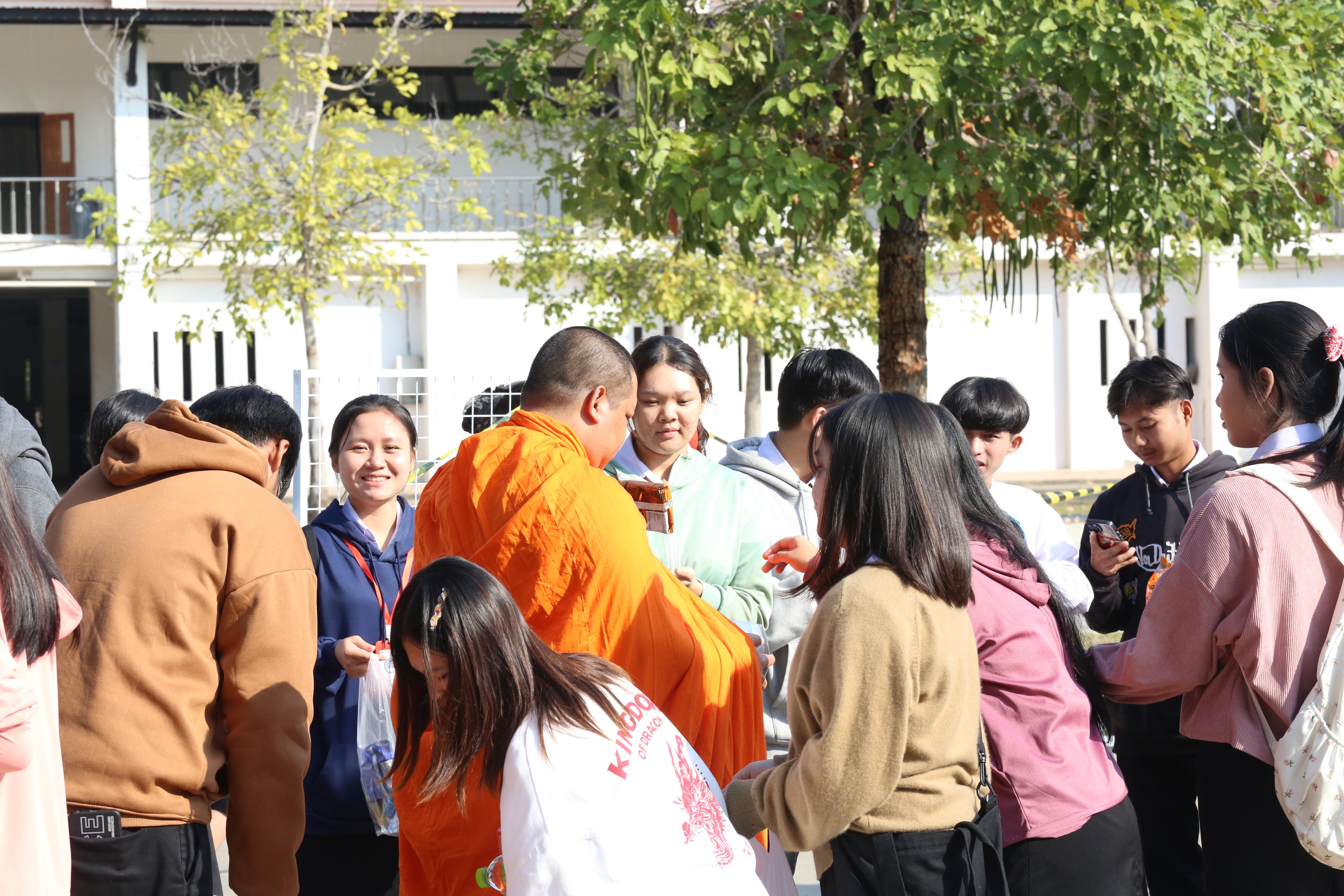 235. คณะครุศาสตร์จัดกิจกรรมทำบุญปีใหม่ ตักบาตรข้าวสารอาหารแห้ง วันที่ 24 ธันวาคม 2567 โดยมี รศ.ดร.บัณฑิต ฉัตรวิโรจน์ คณบดีคณะครุศาสตร์ เป็นประธานจุดธูปเทียนบูชาพระรัตนตรัย ณ อาคารนวัตกรรม ชั้น 2 คณะครุศาสตร์ มหาวิทยาลัยราชภัฏกำแพงเพชร