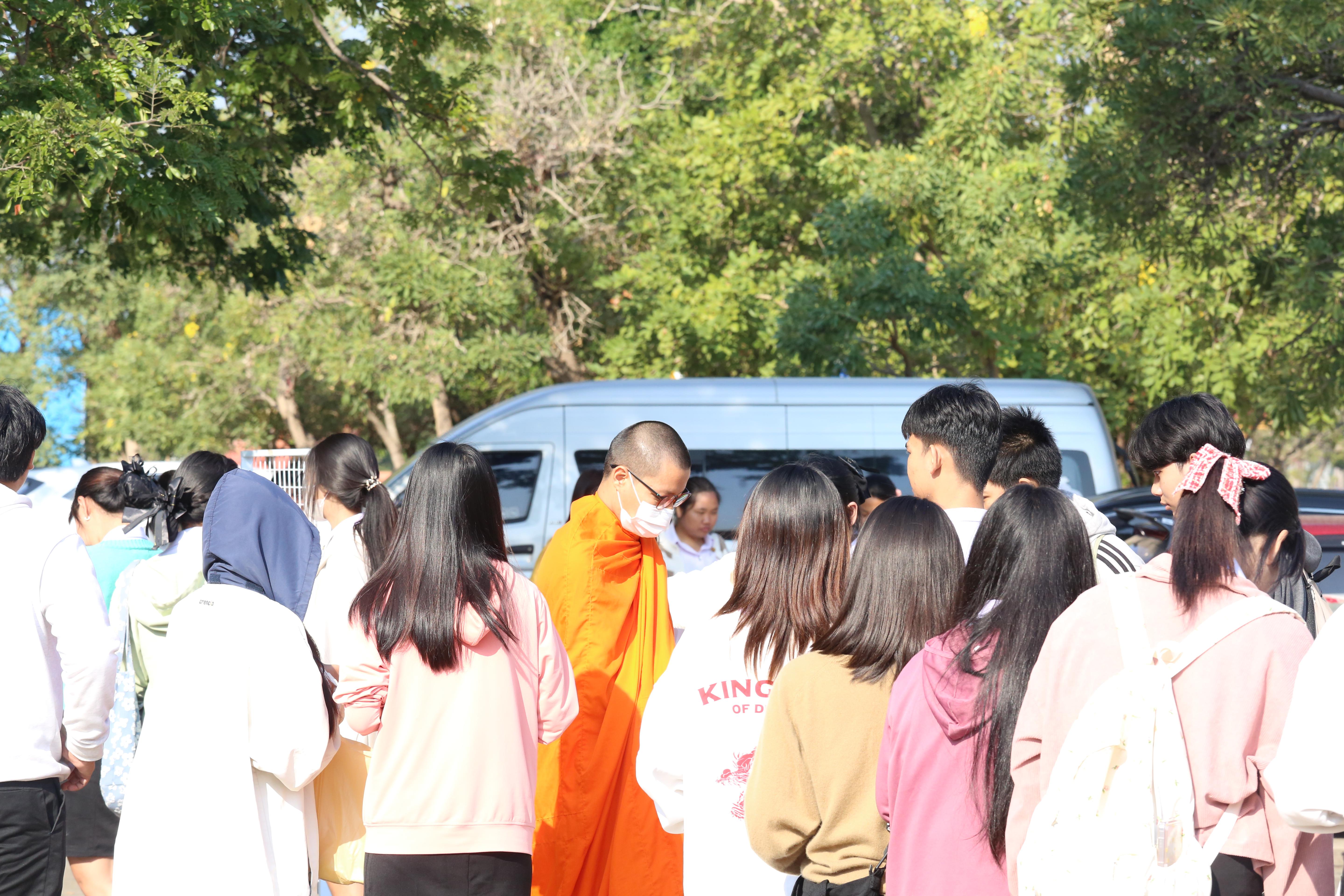 236. คณะครุศาสตร์จัดกิจกรรมทำบุญปีใหม่ ตักบาตรข้าวสารอาหารแห้ง วันที่ 24 ธันวาคม 2567 โดยมี รศ.ดร.บัณฑิต ฉัตรวิโรจน์ คณบดีคณะครุศาสตร์ เป็นประธานจุดธูปเทียนบูชาพระรัตนตรัย ณ อาคารนวัตกรรม ชั้น 2 คณะครุศาสตร์ มหาวิทยาลัยราชภัฏกำแพงเพชร