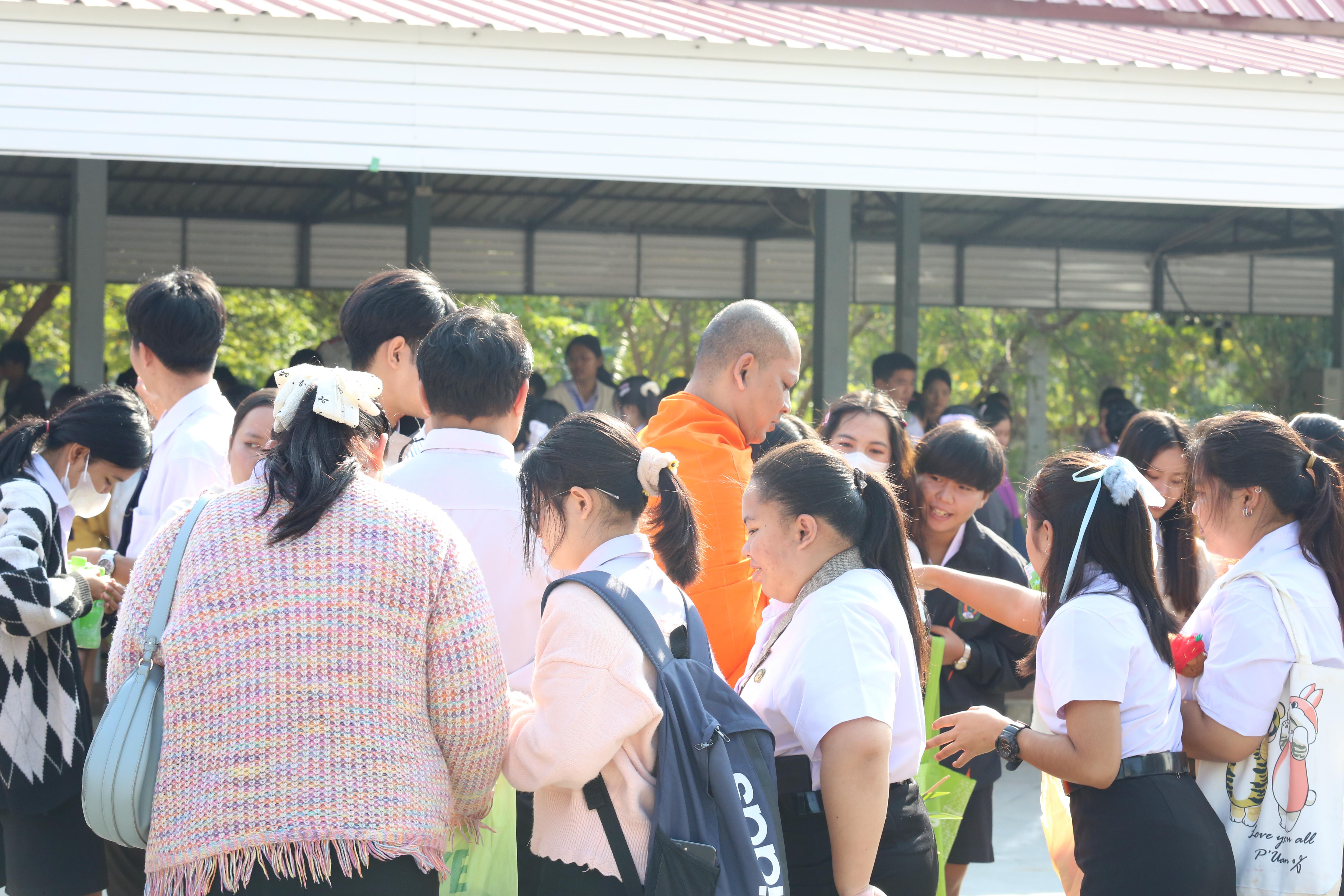 240. คณะครุศาสตร์จัดกิจกรรมทำบุญปีใหม่ ตักบาตรข้าวสารอาหารแห้ง วันที่ 24 ธันวาคม 2567 โดยมี รศ.ดร.บัณฑิต ฉัตรวิโรจน์ คณบดีคณะครุศาสตร์ เป็นประธานจุดธูปเทียนบูชาพระรัตนตรัย ณ อาคารนวัตกรรม ชั้น 2 คณะครุศาสตร์ มหาวิทยาลัยราชภัฏกำแพงเพชร