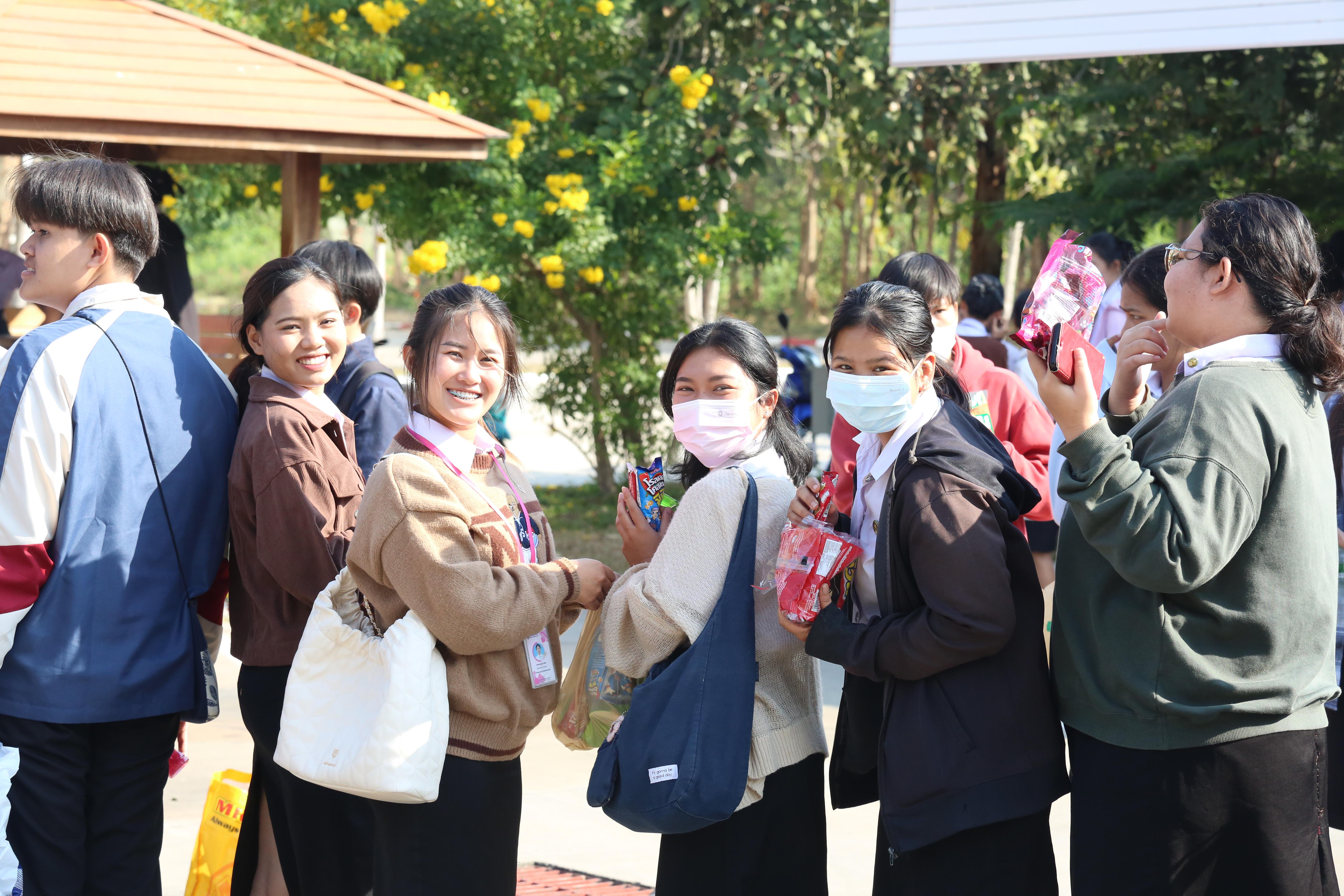 241. คณะครุศาสตร์จัดกิจกรรมทำบุญปีใหม่ ตักบาตรข้าวสารอาหารแห้ง วันที่ 24 ธันวาคม 2567 โดยมี รศ.ดร.บัณฑิต ฉัตรวิโรจน์ คณบดีคณะครุศาสตร์ เป็นประธานจุดธูปเทียนบูชาพระรัตนตรัย ณ อาคารนวัตกรรม ชั้น 2 คณะครุศาสตร์ มหาวิทยาลัยราชภัฏกำแพงเพชร