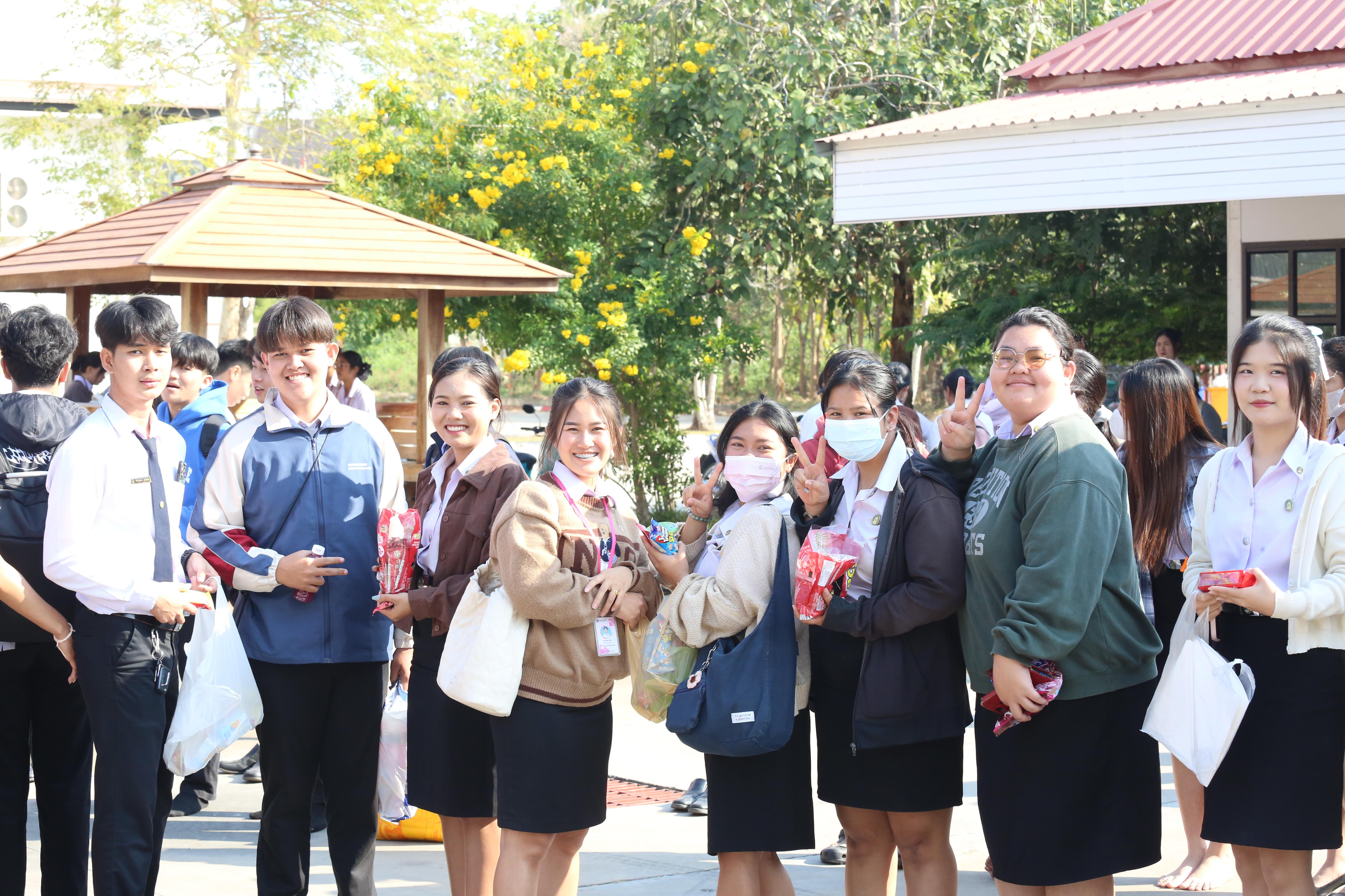 243. คณะครุศาสตร์จัดกิจกรรมทำบุญปีใหม่ ตักบาตรข้าวสารอาหารแห้ง วันที่ 24 ธันวาคม 2567 โดยมี รศ.ดร.บัณฑิต ฉัตรวิโรจน์ คณบดีคณะครุศาสตร์ เป็นประธานจุดธูปเทียนบูชาพระรัตนตรัย ณ อาคารนวัตกรรม ชั้น 2 คณะครุศาสตร์ มหาวิทยาลัยราชภัฏกำแพงเพชร