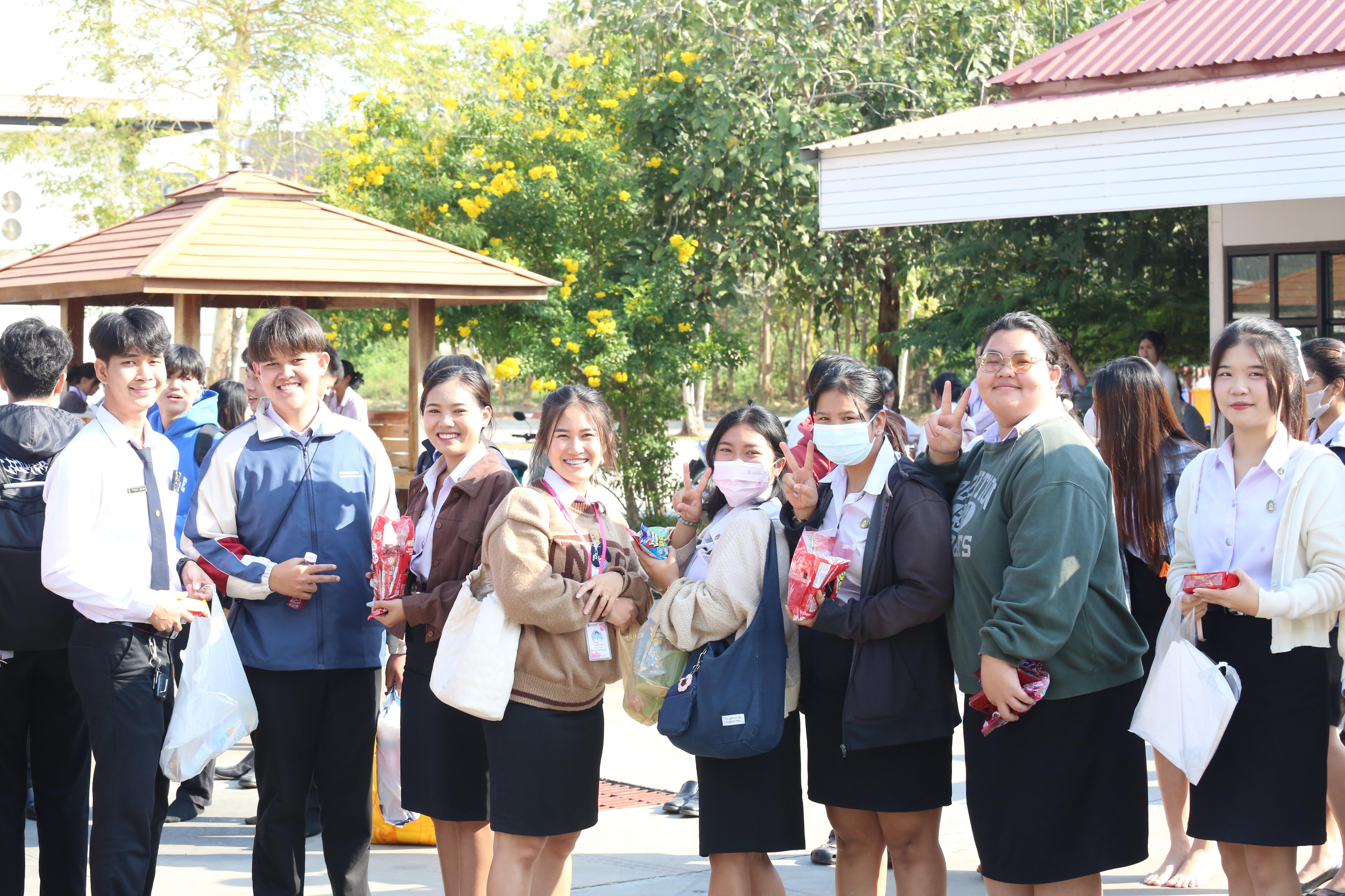 244. คณะครุศาสตร์จัดกิจกรรมทำบุญปีใหม่ ตักบาตรข้าวสารอาหารแห้ง วันที่ 24 ธันวาคม 2567 โดยมี รศ.ดร.บัณฑิต ฉัตรวิโรจน์ คณบดีคณะครุศาสตร์ เป็นประธานจุดธูปเทียนบูชาพระรัตนตรัย ณ อาคารนวัตกรรม ชั้น 2 คณะครุศาสตร์ มหาวิทยาลัยราชภัฏกำแพงเพชร