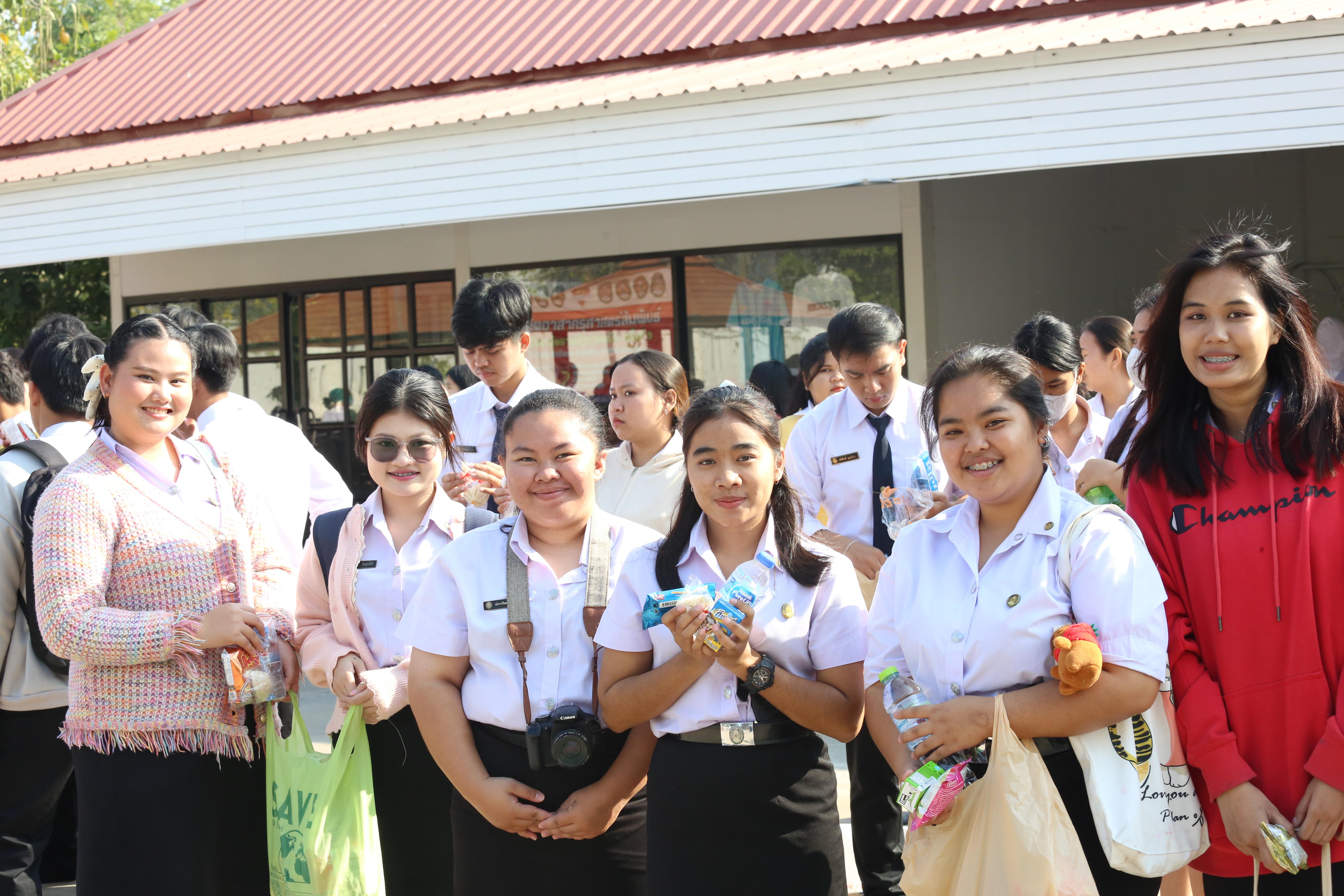 249. คณะครุศาสตร์จัดกิจกรรมทำบุญปีใหม่ ตักบาตรข้าวสารอาหารแห้ง วันที่ 24 ธันวาคม 2567 โดยมี รศ.ดร.บัณฑิต ฉัตรวิโรจน์ คณบดีคณะครุศาสตร์ เป็นประธานจุดธูปเทียนบูชาพระรัตนตรัย ณ อาคารนวัตกรรม ชั้น 2 คณะครุศาสตร์ มหาวิทยาลัยราชภัฏกำแพงเพชร