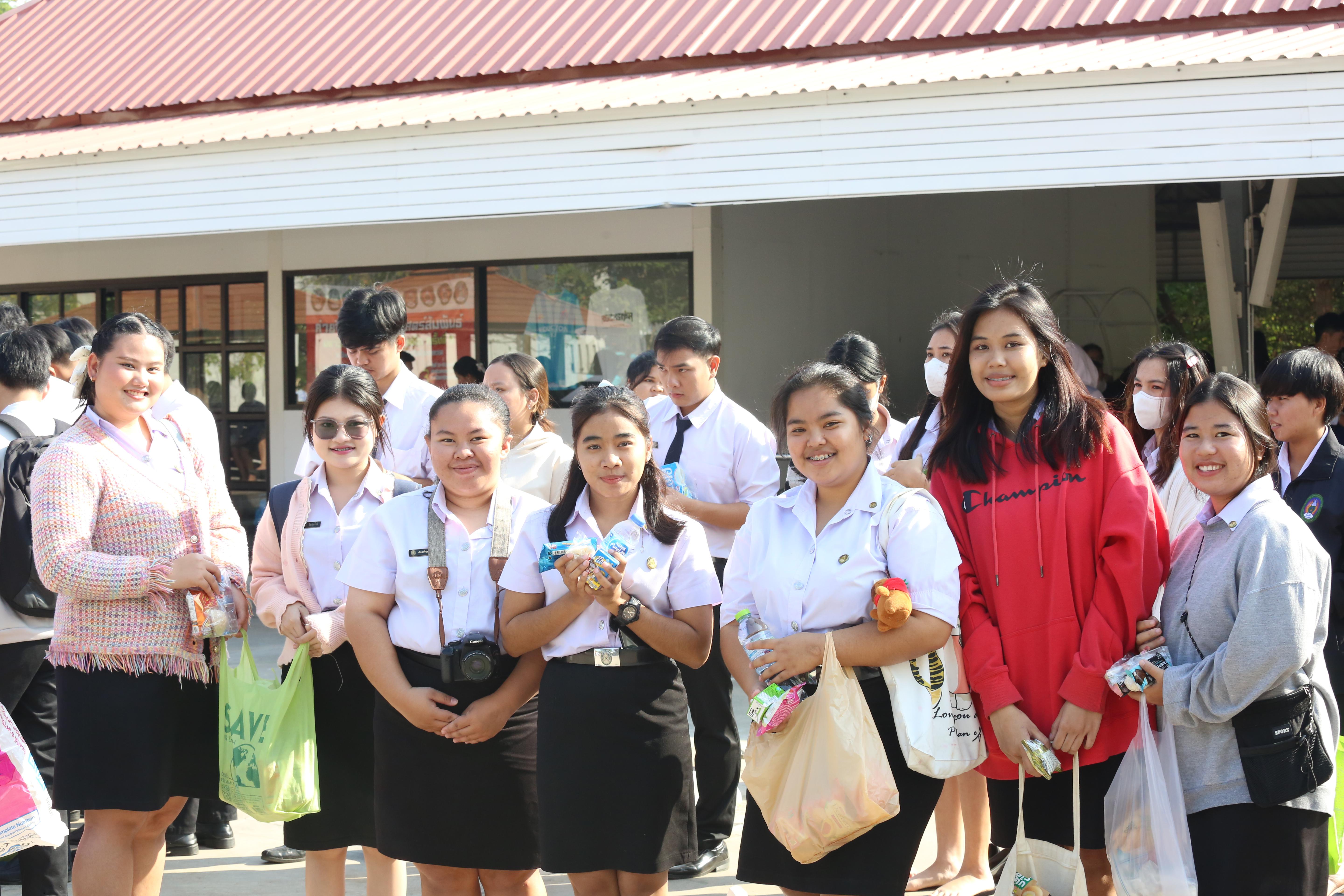 251. คณะครุศาสตร์จัดกิจกรรมทำบุญปีใหม่ ตักบาตรข้าวสารอาหารแห้ง วันที่ 24 ธันวาคม 2567 โดยมี รศ.ดร.บัณฑิต ฉัตรวิโรจน์ คณบดีคณะครุศาสตร์ เป็นประธานจุดธูปเทียนบูชาพระรัตนตรัย ณ อาคารนวัตกรรม ชั้น 2 คณะครุศาสตร์ มหาวิทยาลัยราชภัฏกำแพงเพชร