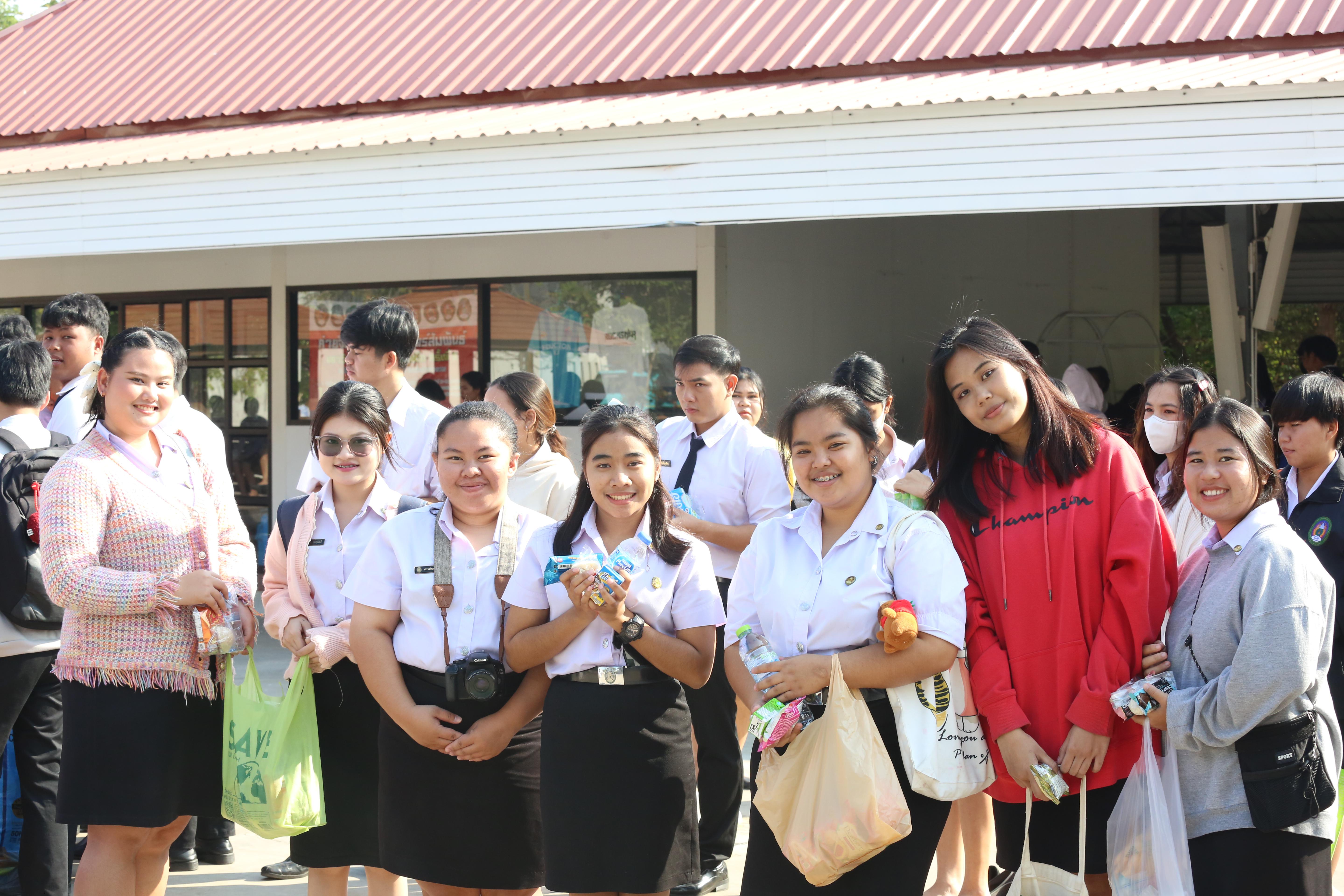 252. คณะครุศาสตร์จัดกิจกรรมทำบุญปีใหม่ ตักบาตรข้าวสารอาหารแห้ง วันที่ 24 ธันวาคม 2567 โดยมี รศ.ดร.บัณฑิต ฉัตรวิโรจน์ คณบดีคณะครุศาสตร์ เป็นประธานจุดธูปเทียนบูชาพระรัตนตรัย ณ อาคารนวัตกรรม ชั้น 2 คณะครุศาสตร์ มหาวิทยาลัยราชภัฏกำแพงเพชร