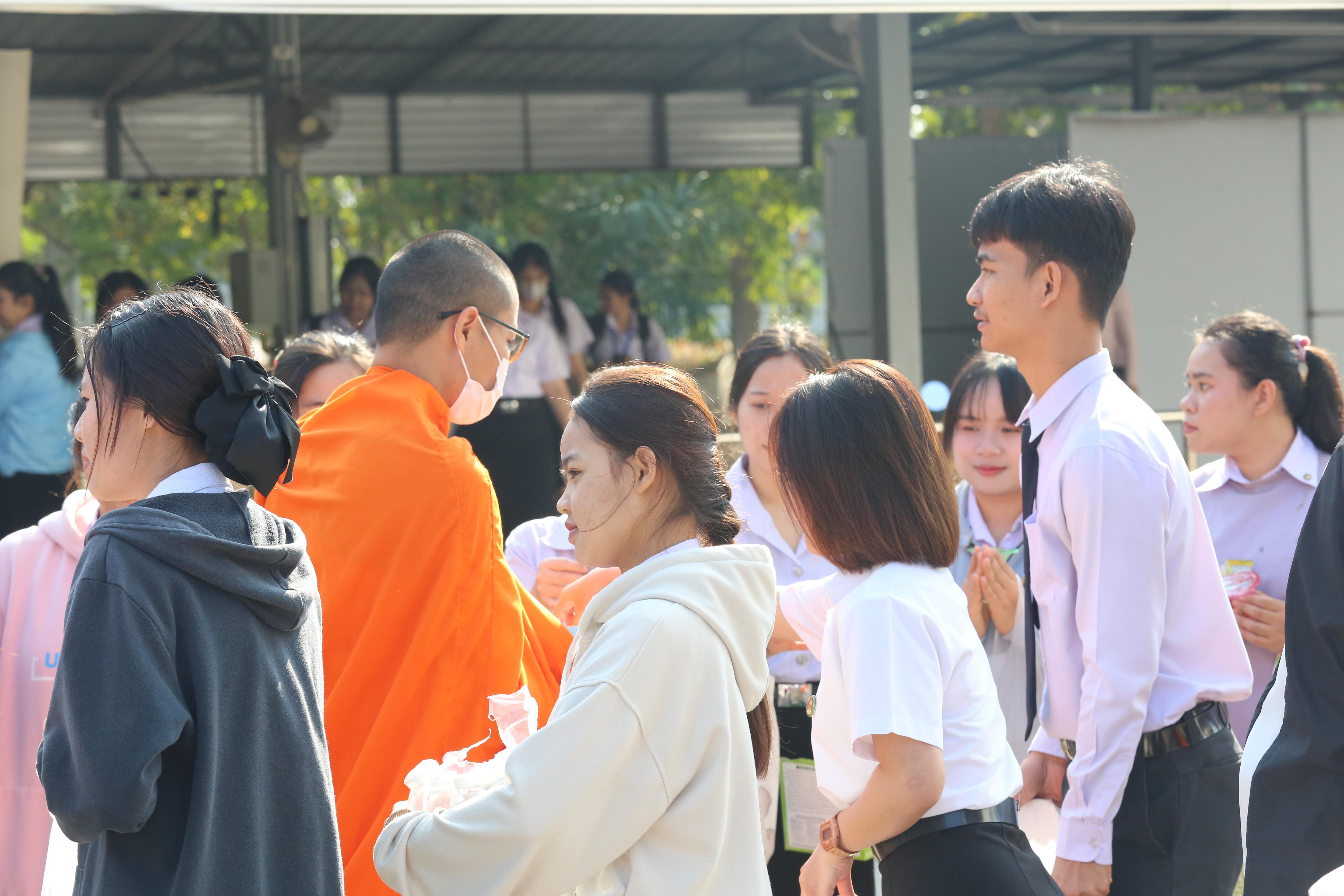 258. คณะครุศาสตร์จัดกิจกรรมทำบุญปีใหม่ ตักบาตรข้าวสารอาหารแห้ง วันที่ 24 ธันวาคม 2567 โดยมี รศ.ดร.บัณฑิต ฉัตรวิโรจน์ คณบดีคณะครุศาสตร์ เป็นประธานจุดธูปเทียนบูชาพระรัตนตรัย ณ อาคารนวัตกรรม ชั้น 2 คณะครุศาสตร์ มหาวิทยาลัยราชภัฏกำแพงเพชร