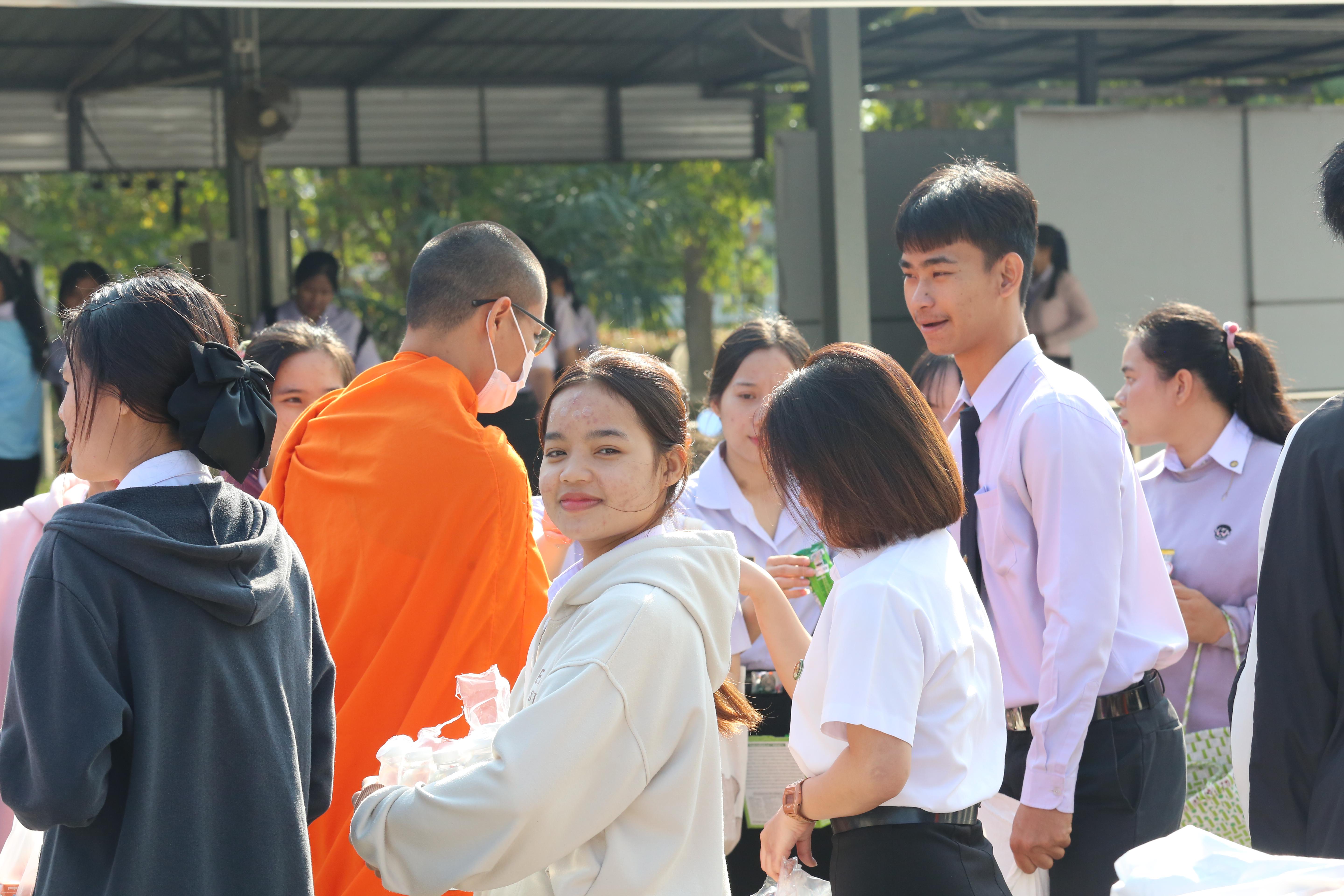 259. คณะครุศาสตร์จัดกิจกรรมทำบุญปีใหม่ ตักบาตรข้าวสารอาหารแห้ง วันที่ 24 ธันวาคม 2567 โดยมี รศ.ดร.บัณฑิต ฉัตรวิโรจน์ คณบดีคณะครุศาสตร์ เป็นประธานจุดธูปเทียนบูชาพระรัตนตรัย ณ อาคารนวัตกรรม ชั้น 2 คณะครุศาสตร์ มหาวิทยาลัยราชภัฏกำแพงเพชร