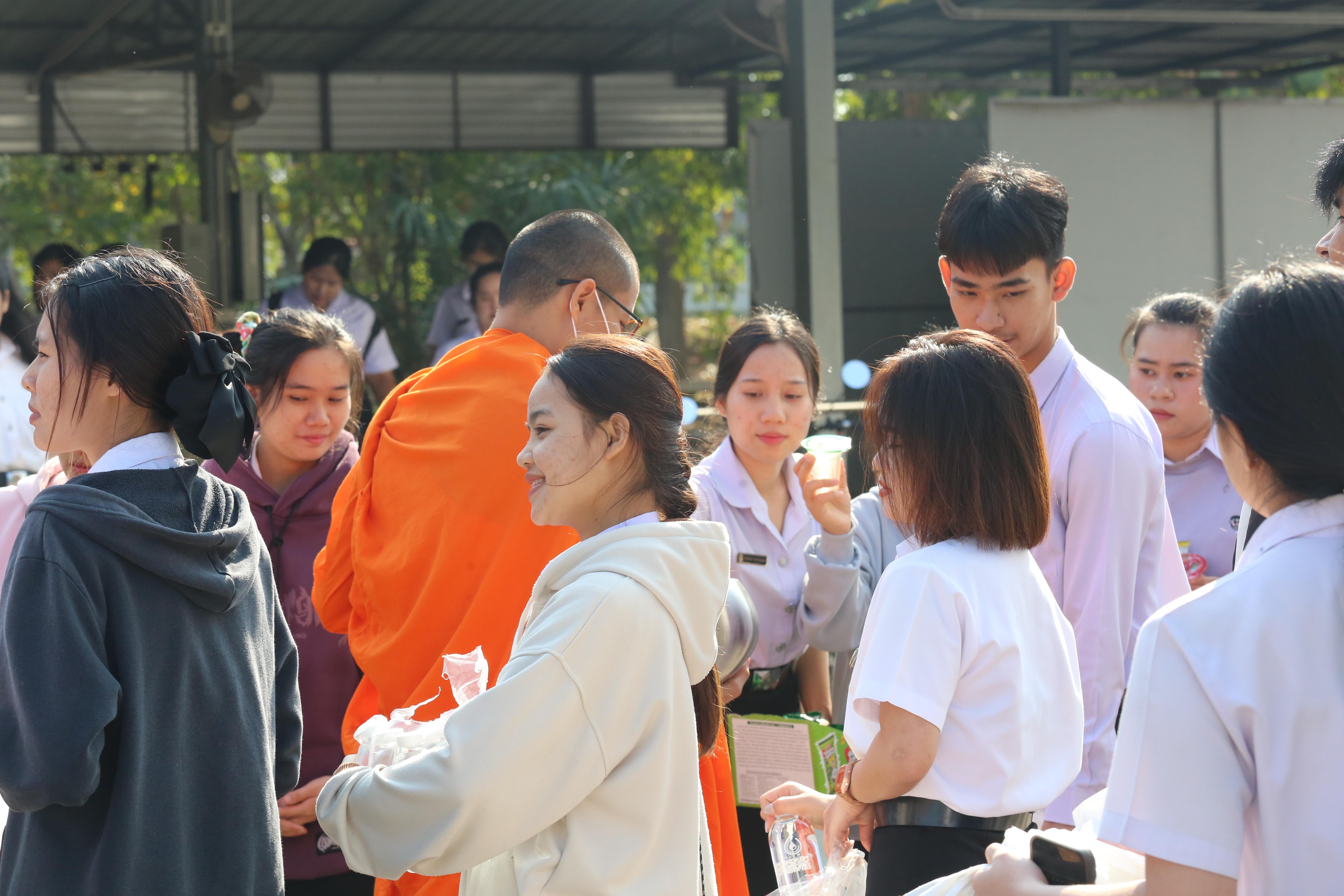 260. คณะครุศาสตร์จัดกิจกรรมทำบุญปีใหม่ ตักบาตรข้าวสารอาหารแห้ง วันที่ 24 ธันวาคม 2567 โดยมี รศ.ดร.บัณฑิต ฉัตรวิโรจน์ คณบดีคณะครุศาสตร์ เป็นประธานจุดธูปเทียนบูชาพระรัตนตรัย ณ อาคารนวัตกรรม ชั้น 2 คณะครุศาสตร์ มหาวิทยาลัยราชภัฏกำแพงเพชร