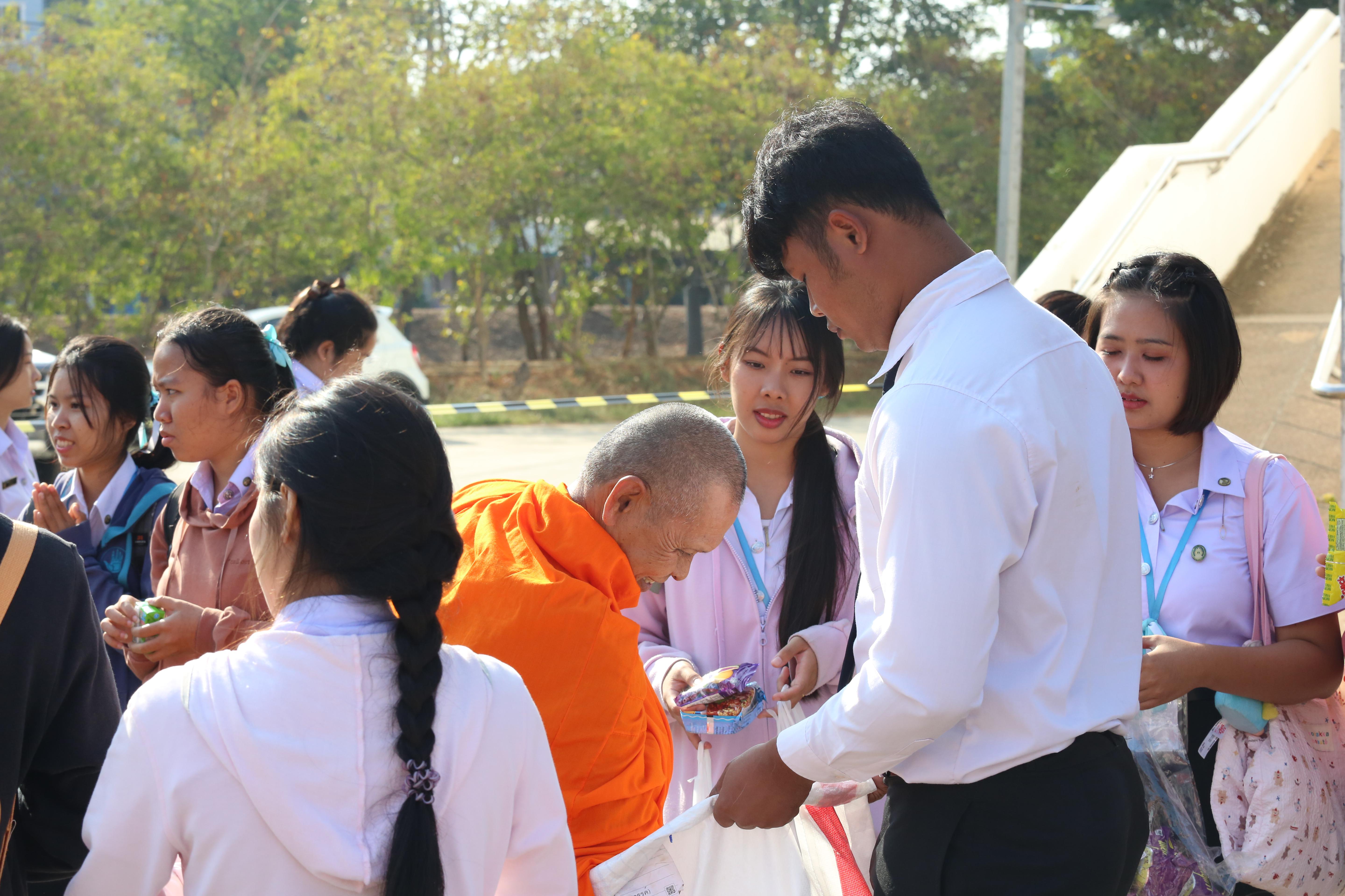 262. คณะครุศาสตร์จัดกิจกรรมทำบุญปีใหม่ ตักบาตรข้าวสารอาหารแห้ง วันที่ 24 ธันวาคม 2567 โดยมี รศ.ดร.บัณฑิต ฉัตรวิโรจน์ คณบดีคณะครุศาสตร์ เป็นประธานจุดธูปเทียนบูชาพระรัตนตรัย ณ อาคารนวัตกรรม ชั้น 2 คณะครุศาสตร์ มหาวิทยาลัยราชภัฏกำแพงเพชร