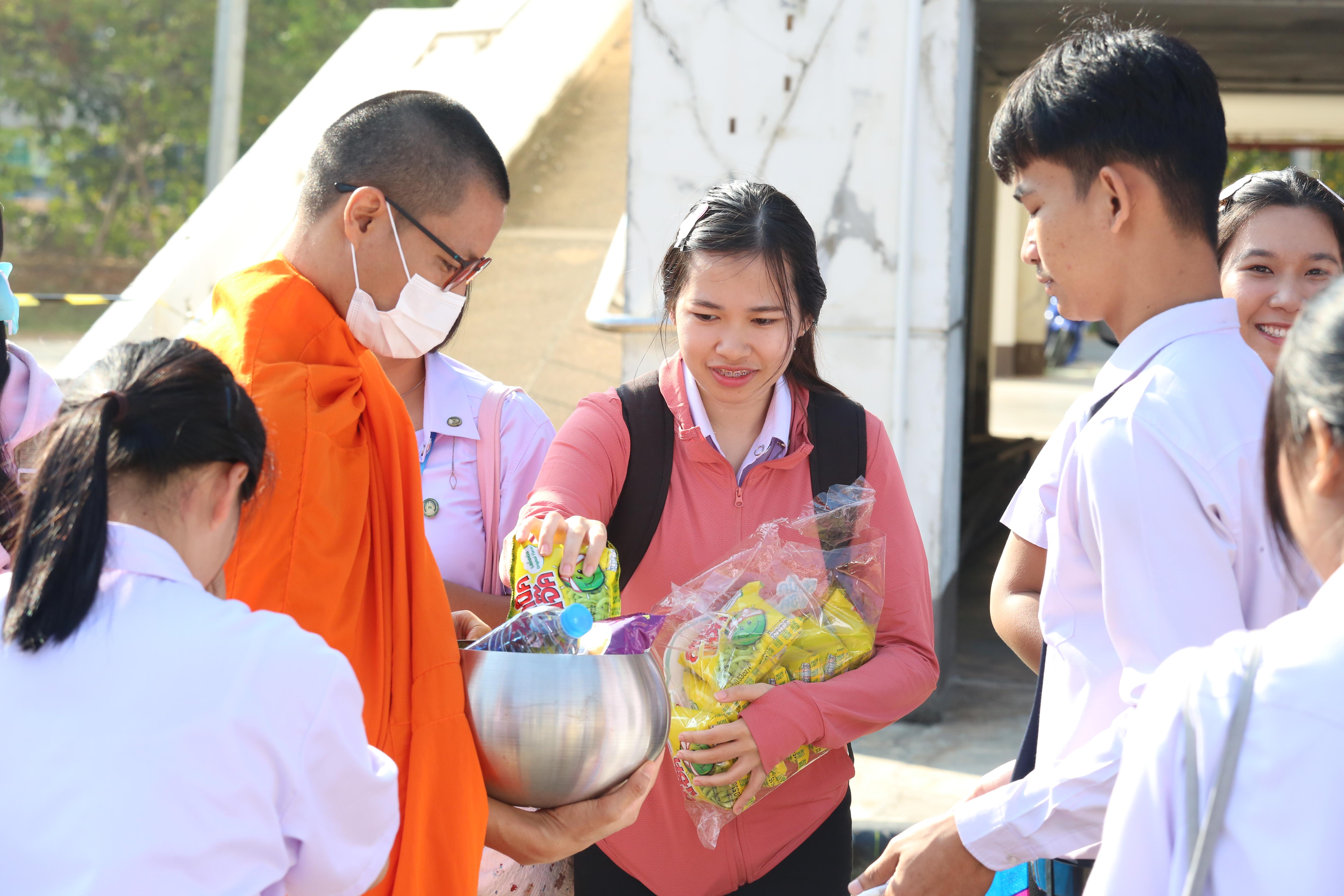 265. คณะครุศาสตร์จัดกิจกรรมทำบุญปีใหม่ ตักบาตรข้าวสารอาหารแห้ง วันที่ 24 ธันวาคม 2567 โดยมี รศ.ดร.บัณฑิต ฉัตรวิโรจน์ คณบดีคณะครุศาสตร์ เป็นประธานจุดธูปเทียนบูชาพระรัตนตรัย ณ อาคารนวัตกรรม ชั้น 2 คณะครุศาสตร์ มหาวิทยาลัยราชภัฏกำแพงเพชร