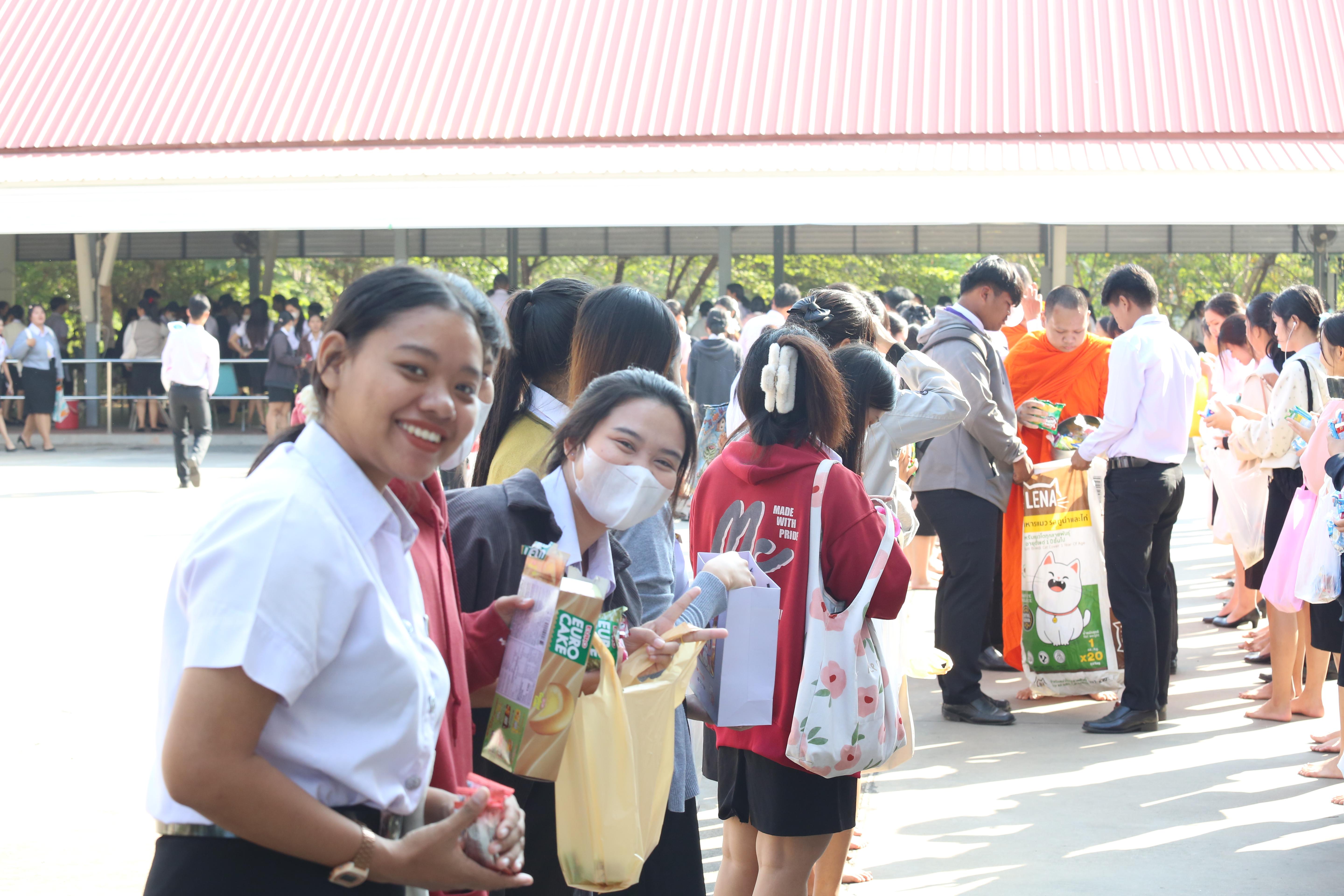 270. คณะครุศาสตร์จัดกิจกรรมทำบุญปีใหม่ ตักบาตรข้าวสารอาหารแห้ง วันที่ 24 ธันวาคม 2567 โดยมี รศ.ดร.บัณฑิต ฉัตรวิโรจน์ คณบดีคณะครุศาสตร์ เป็นประธานจุดธูปเทียนบูชาพระรัตนตรัย ณ อาคารนวัตกรรม ชั้น 2 คณะครุศาสตร์ มหาวิทยาลัยราชภัฏกำแพงเพชร