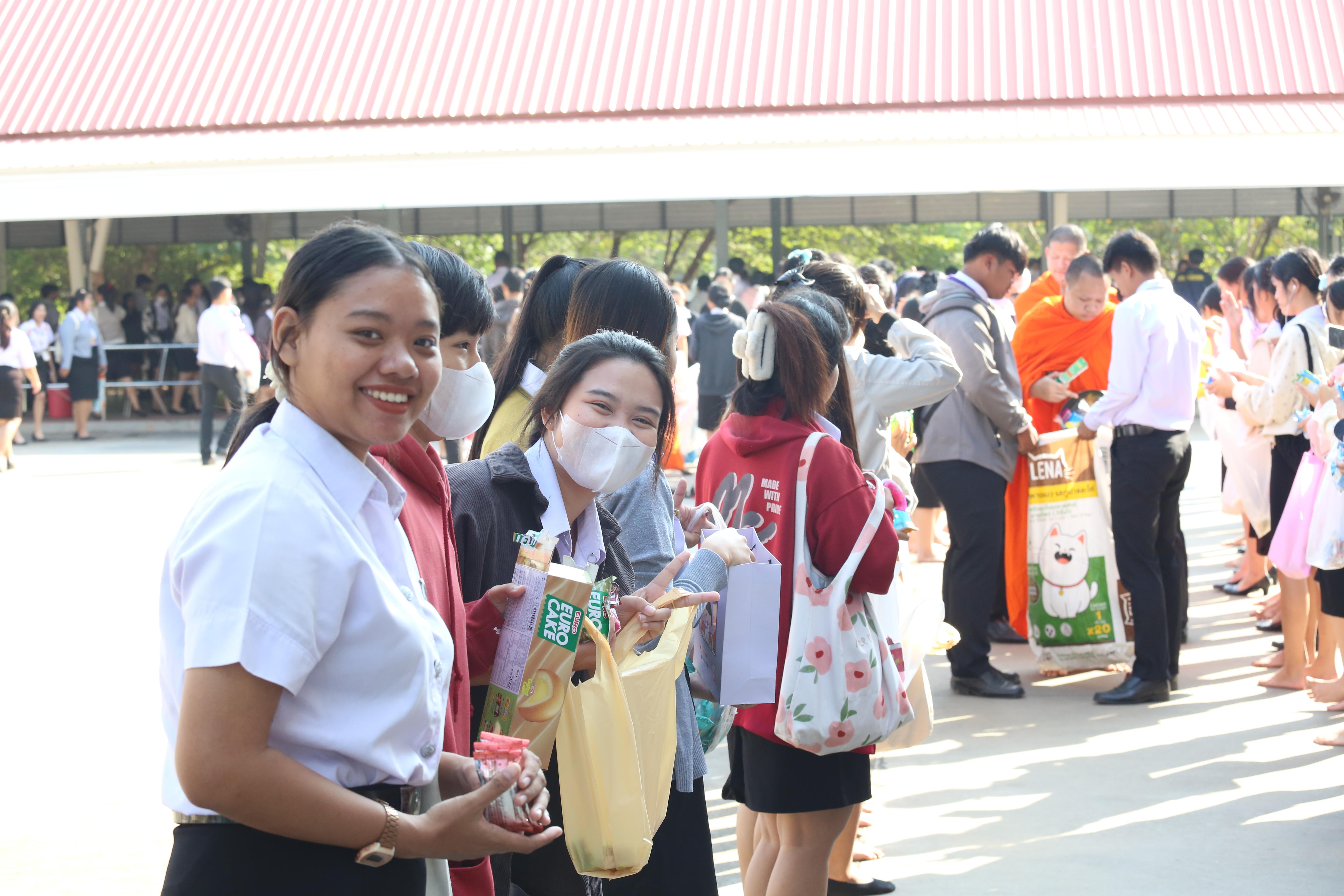 271. คณะครุศาสตร์จัดกิจกรรมทำบุญปีใหม่ ตักบาตรข้าวสารอาหารแห้ง วันที่ 24 ธันวาคม 2567 โดยมี รศ.ดร.บัณฑิต ฉัตรวิโรจน์ คณบดีคณะครุศาสตร์ เป็นประธานจุดธูปเทียนบูชาพระรัตนตรัย ณ อาคารนวัตกรรม ชั้น 2 คณะครุศาสตร์ มหาวิทยาลัยราชภัฏกำแพงเพชร