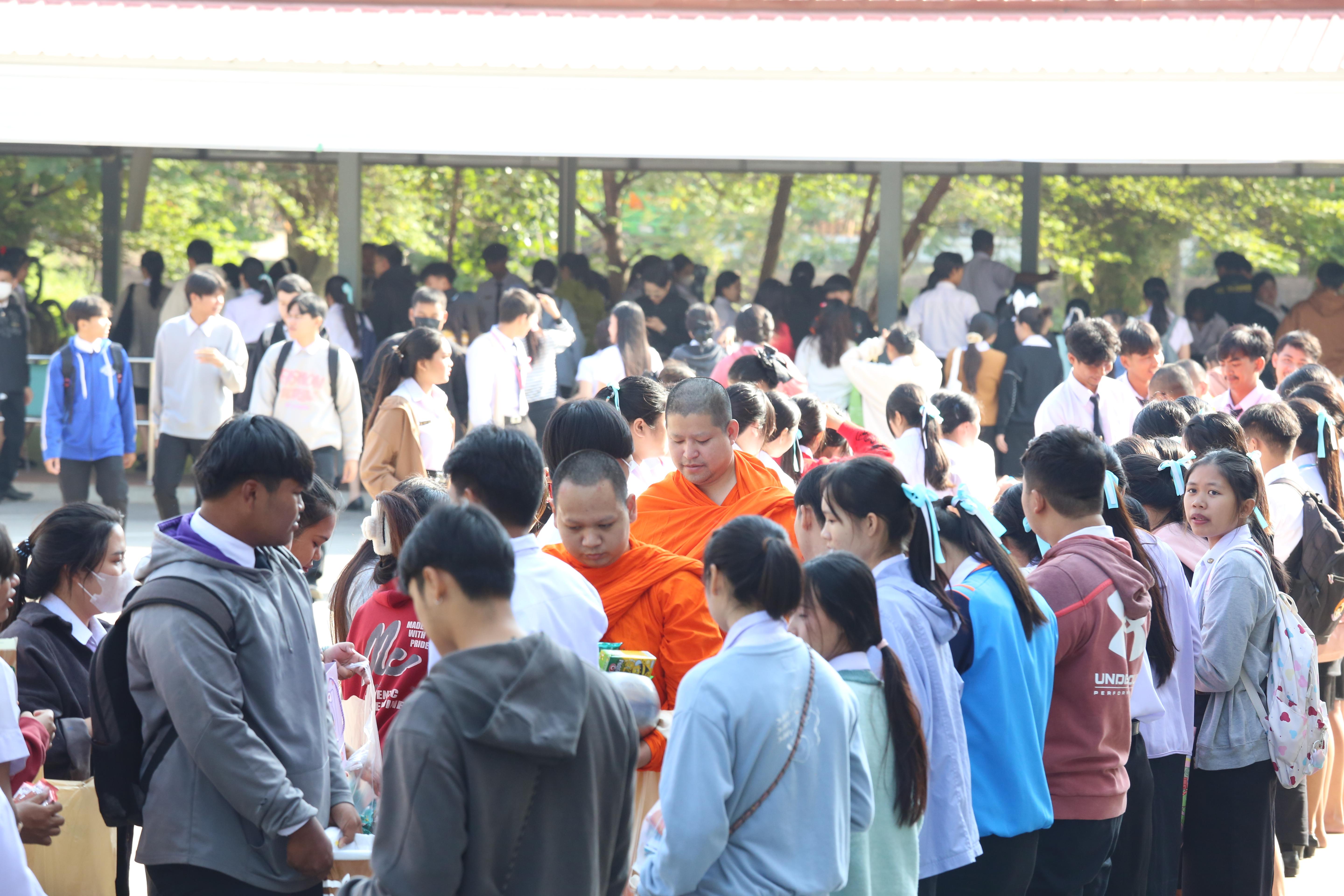 272. คณะครุศาสตร์จัดกิจกรรมทำบุญปีใหม่ ตักบาตรข้าวสารอาหารแห้ง วันที่ 24 ธันวาคม 2567 โดยมี รศ.ดร.บัณฑิต ฉัตรวิโรจน์ คณบดีคณะครุศาสตร์ เป็นประธานจุดธูปเทียนบูชาพระรัตนตรัย ณ อาคารนวัตกรรม ชั้น 2 คณะครุศาสตร์ มหาวิทยาลัยราชภัฏกำแพงเพชร